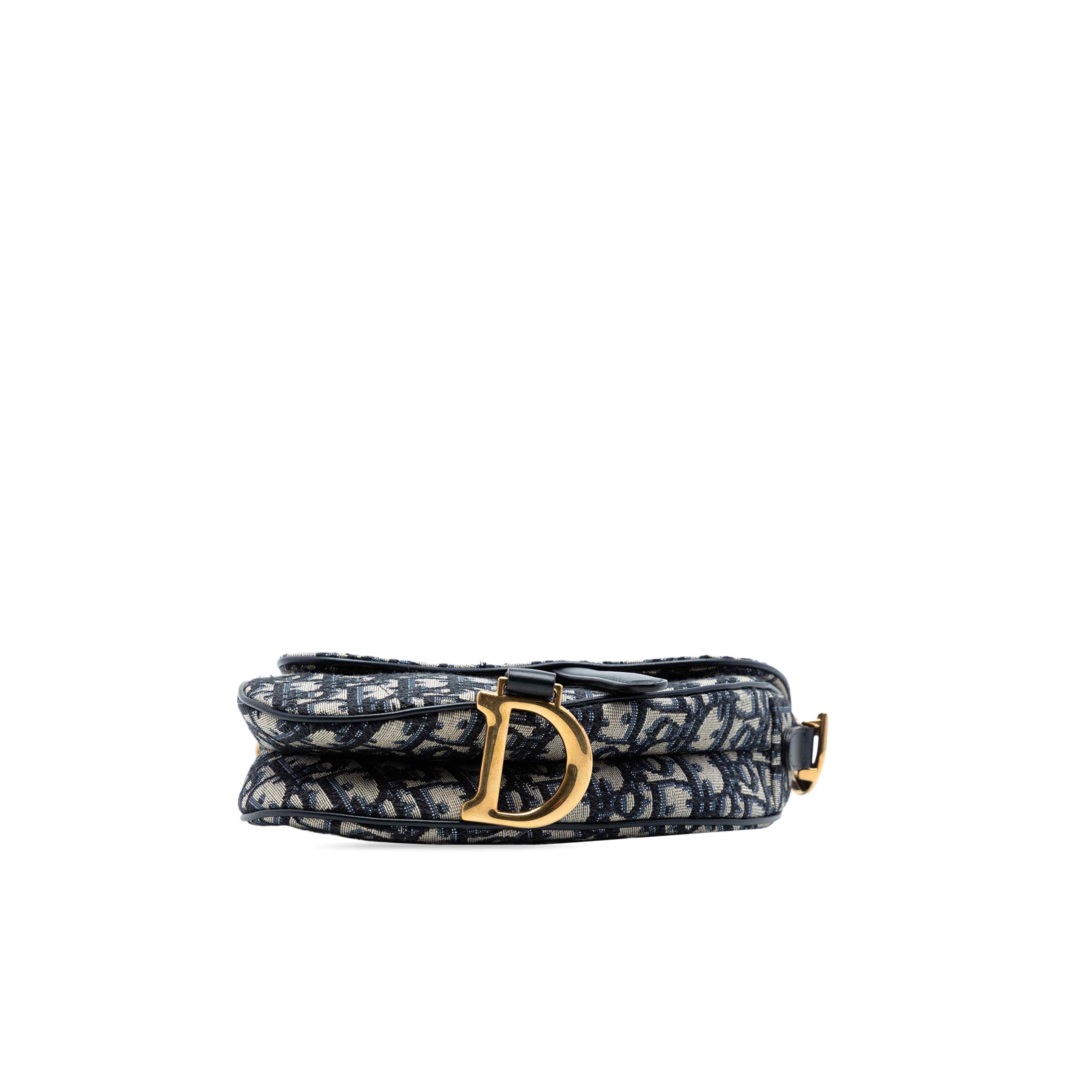 Dior Mini Oblique Canvas Saddle Bag, från Luxclusif, i färgen navy. Klicka för att öppna bilden i stort format