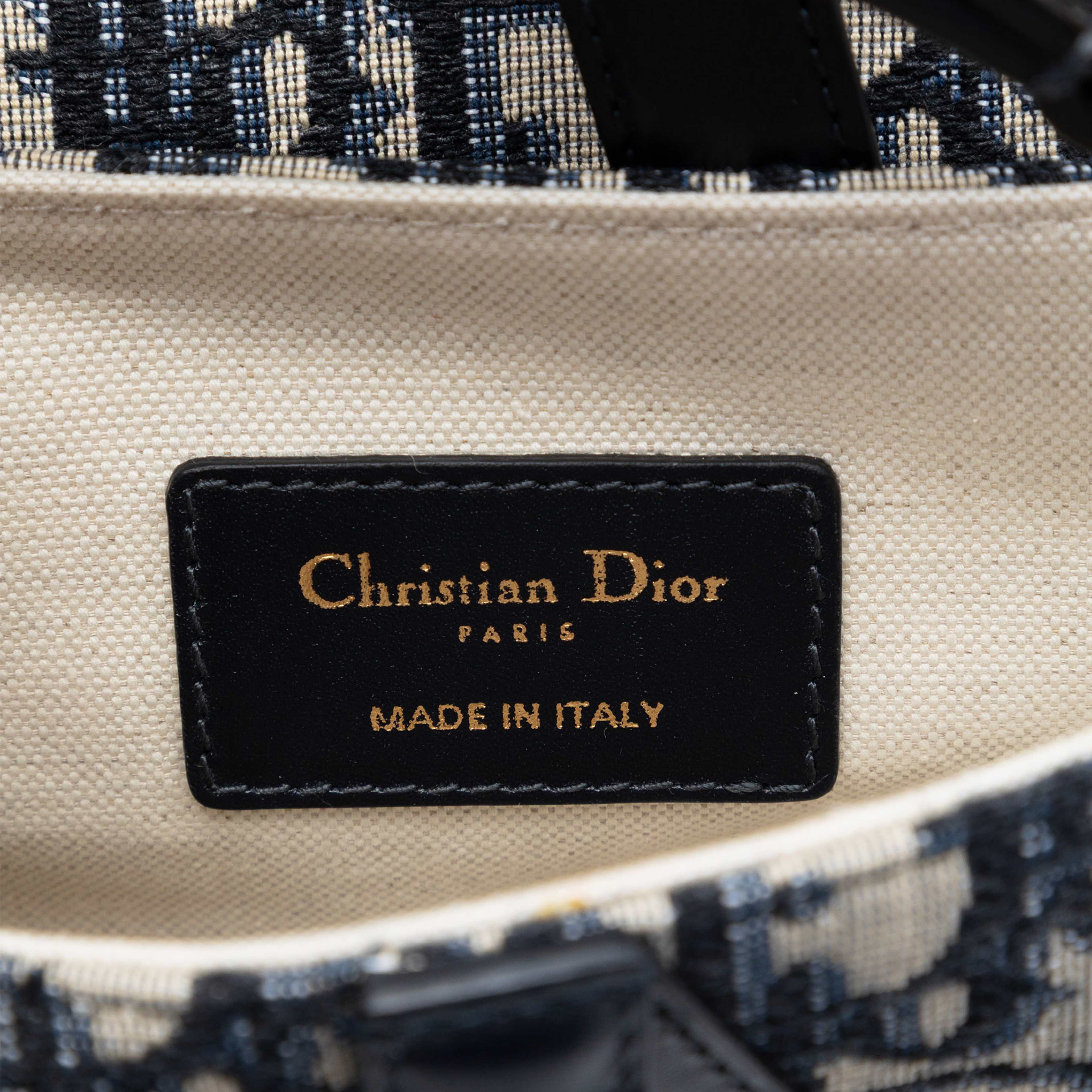 Dior Mini Oblique Canvas Saddle Bag, från Luxclusif, i färgen navy. Klicka för att öppna bilden i stort format