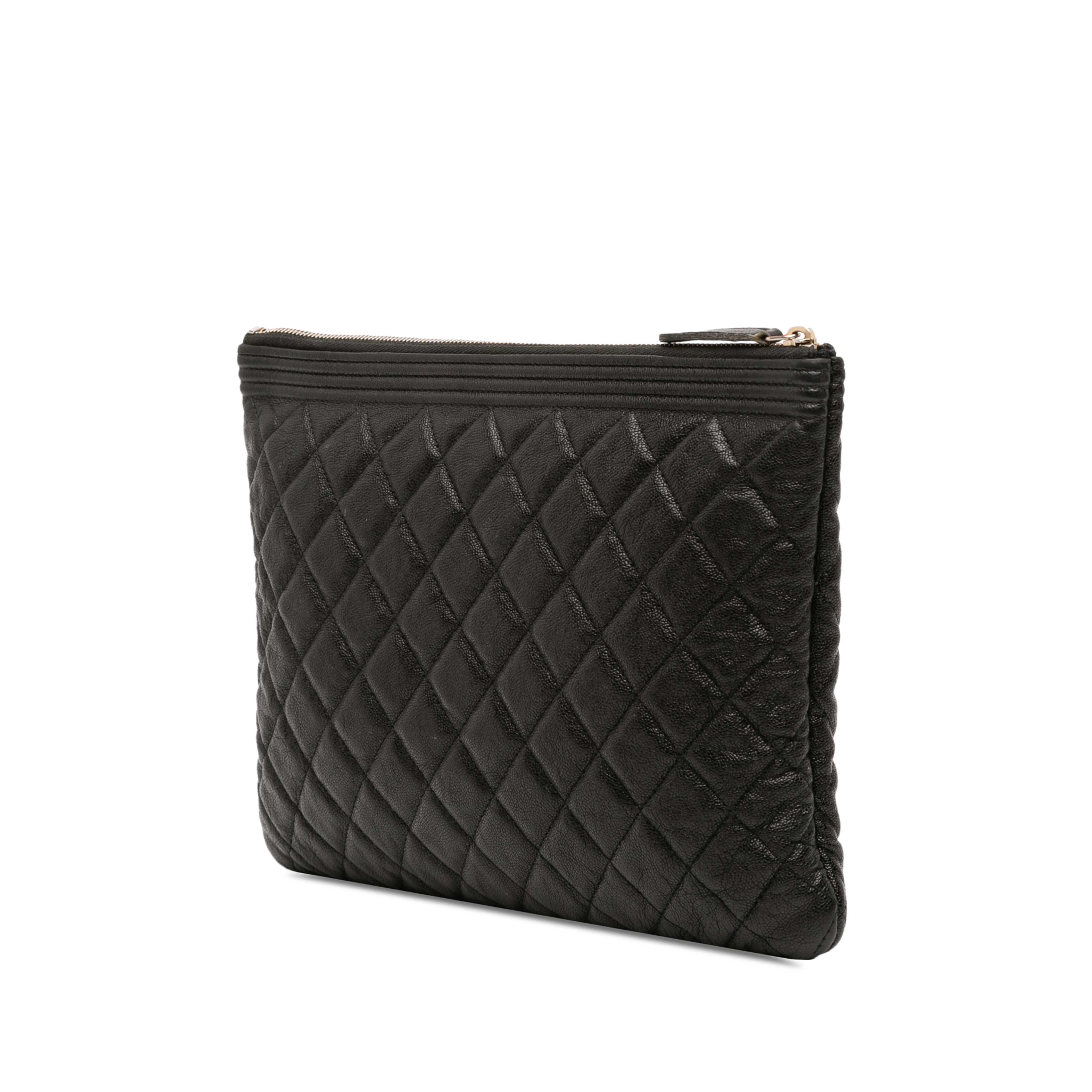 Chanel Medium Quilted Caviar Boy O Case Clutch, från Luxclusif, i färgen black. Klicka för att öppna bilden i stort format