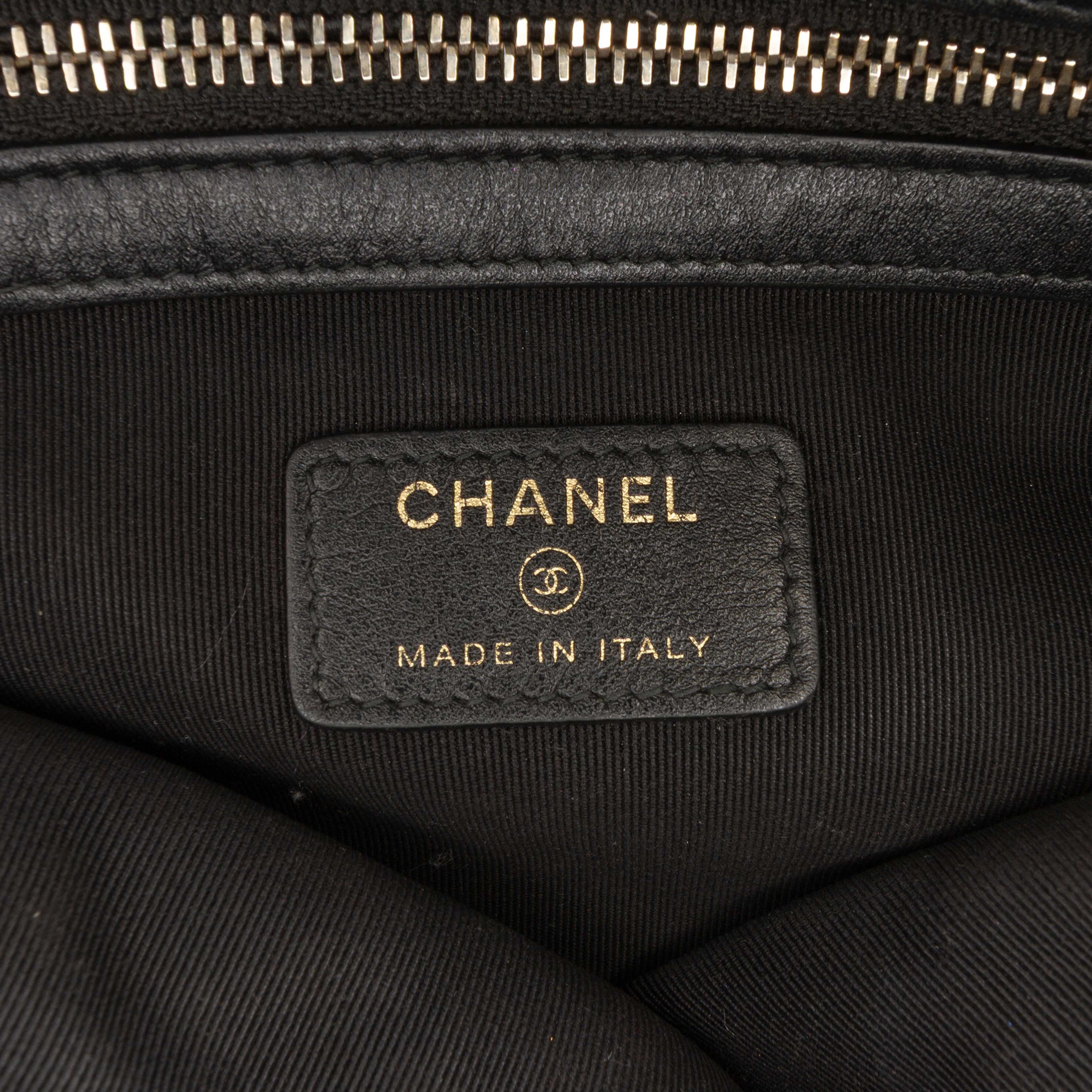 Chanel Medium Quilted Caviar Boy O Case Clutch, från Luxclusif, i färgen black. Klicka för att öppna bilden i stort format