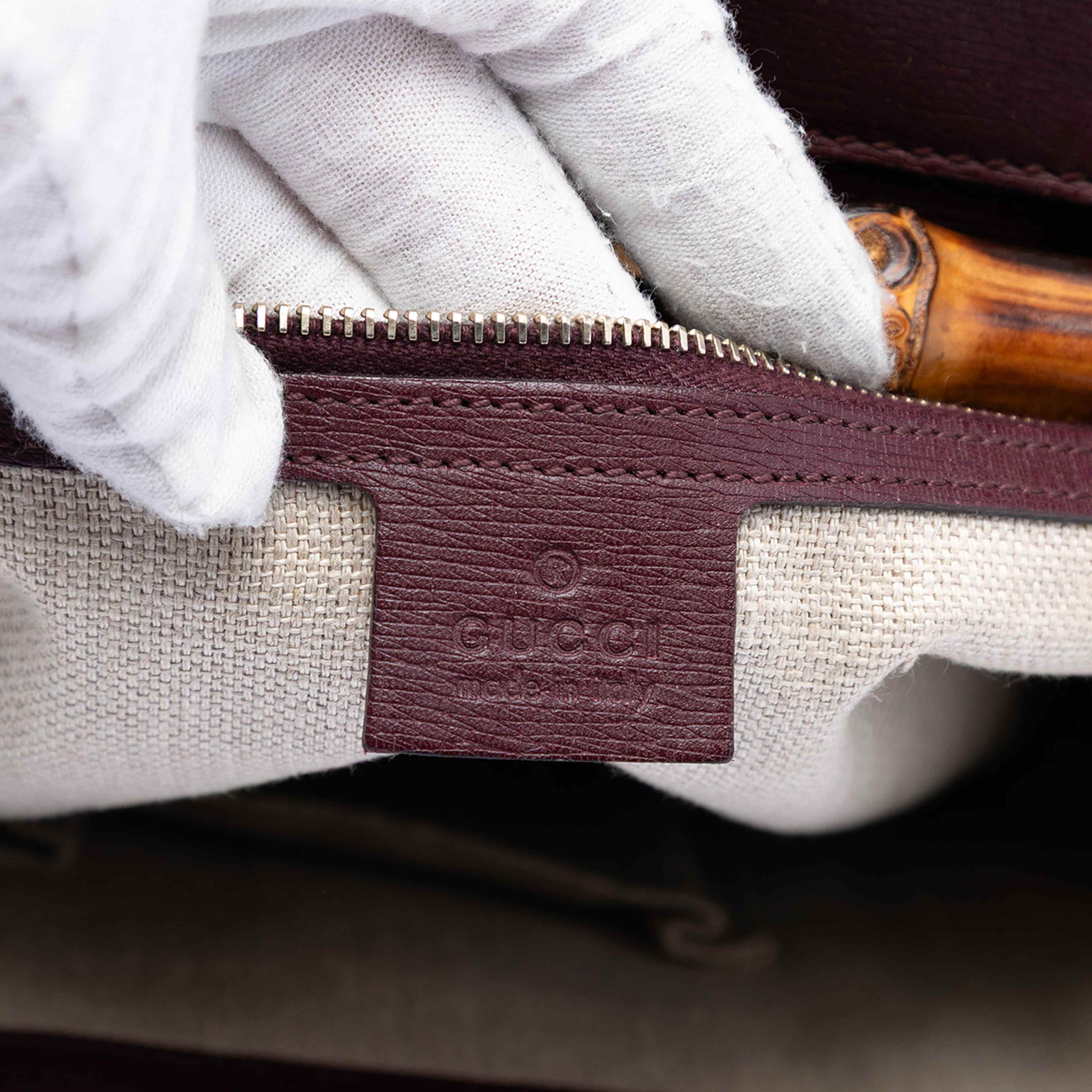 Gucci Large Leather Bamboo Bullet Tote, från Luxclusif, i färgen burgundy. Klicka för att öppna bilden i stort format