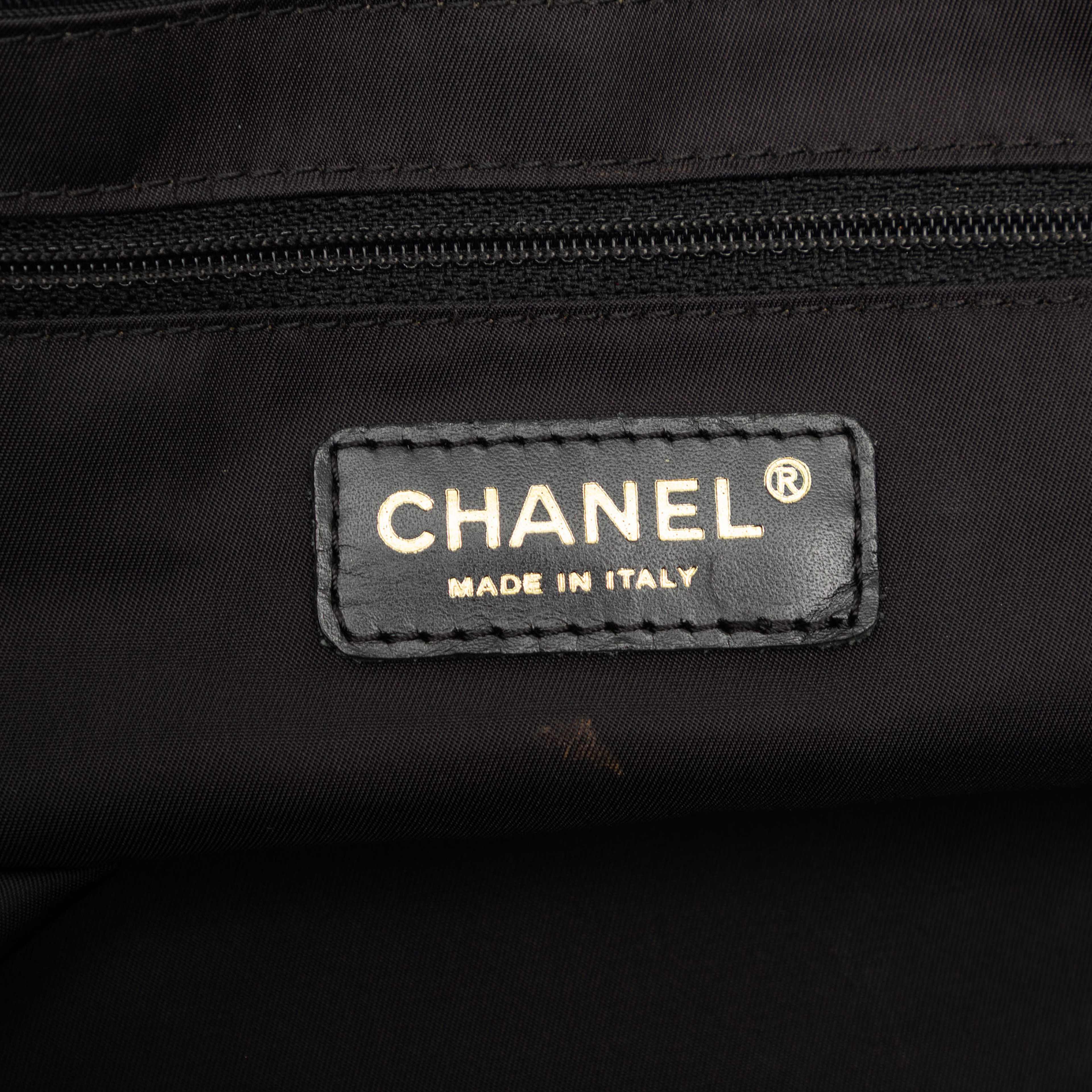 Chanel New Travel Line Nylon Tote, från Luxclusif, i färgen black. Klicka för att öppna bilden i stort format