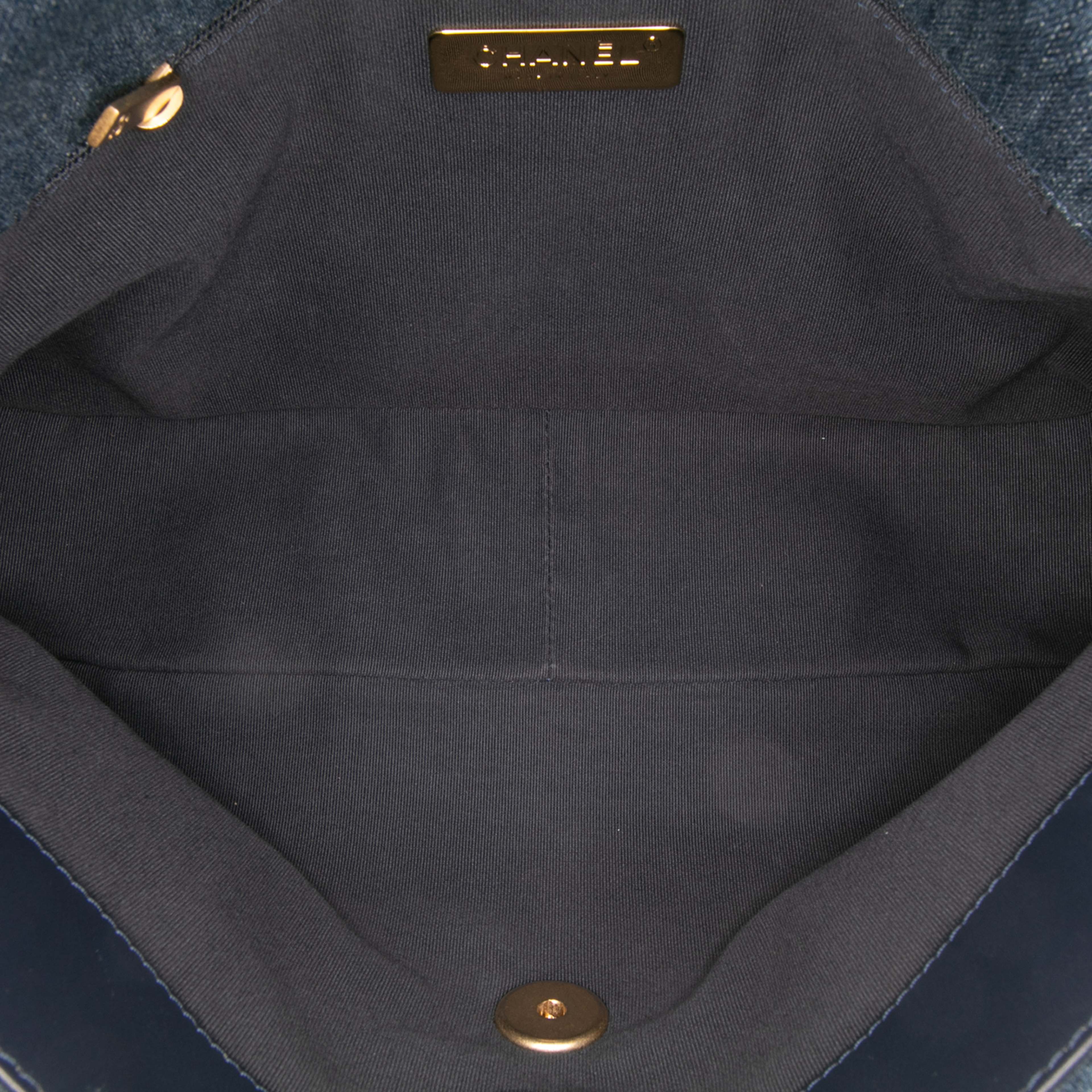 Chanel Large Denim 19 Flap, från Luxclusif, i färgen blue. Klicka för att öppna bilden i stort format