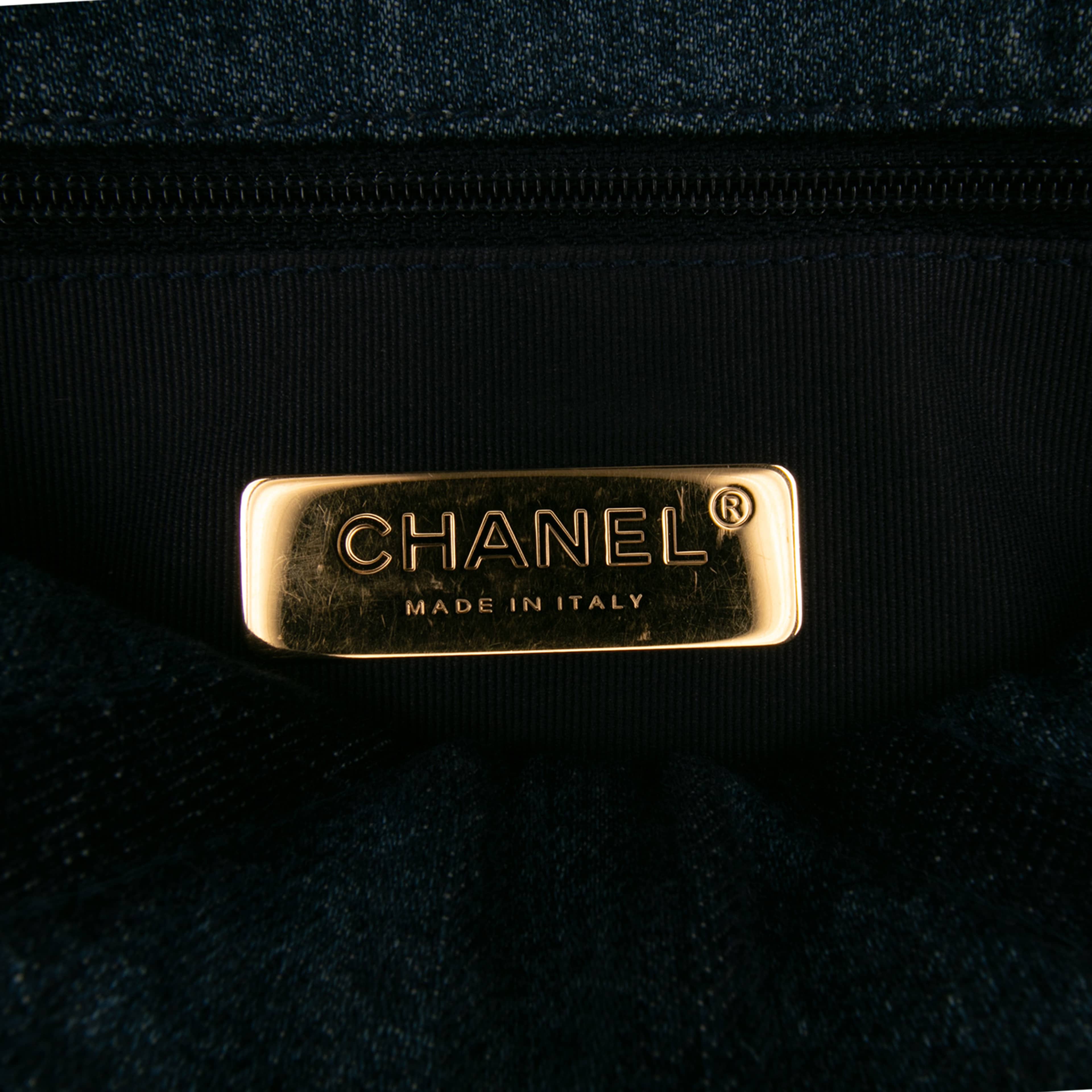 Chanel Large Denim 19 Flap, från Luxclusif, i färgen blue. Klicka för att öppna bilden i stort format
