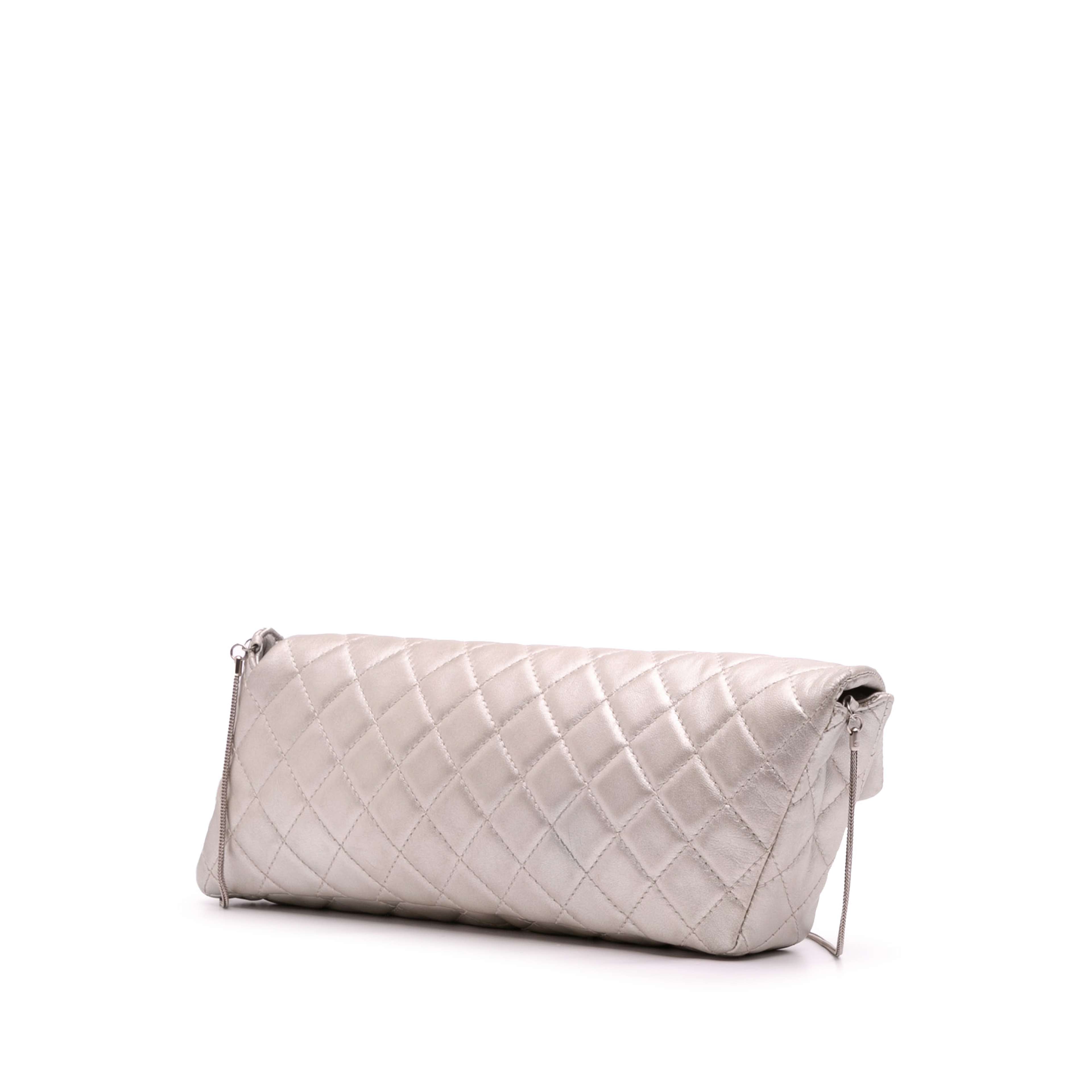 Chanel Reissue 2.55 Metallic Lambskin Clutch With Chain, från Luxclusif, i färgen silver. Klicka för att öppna bilden i stort format