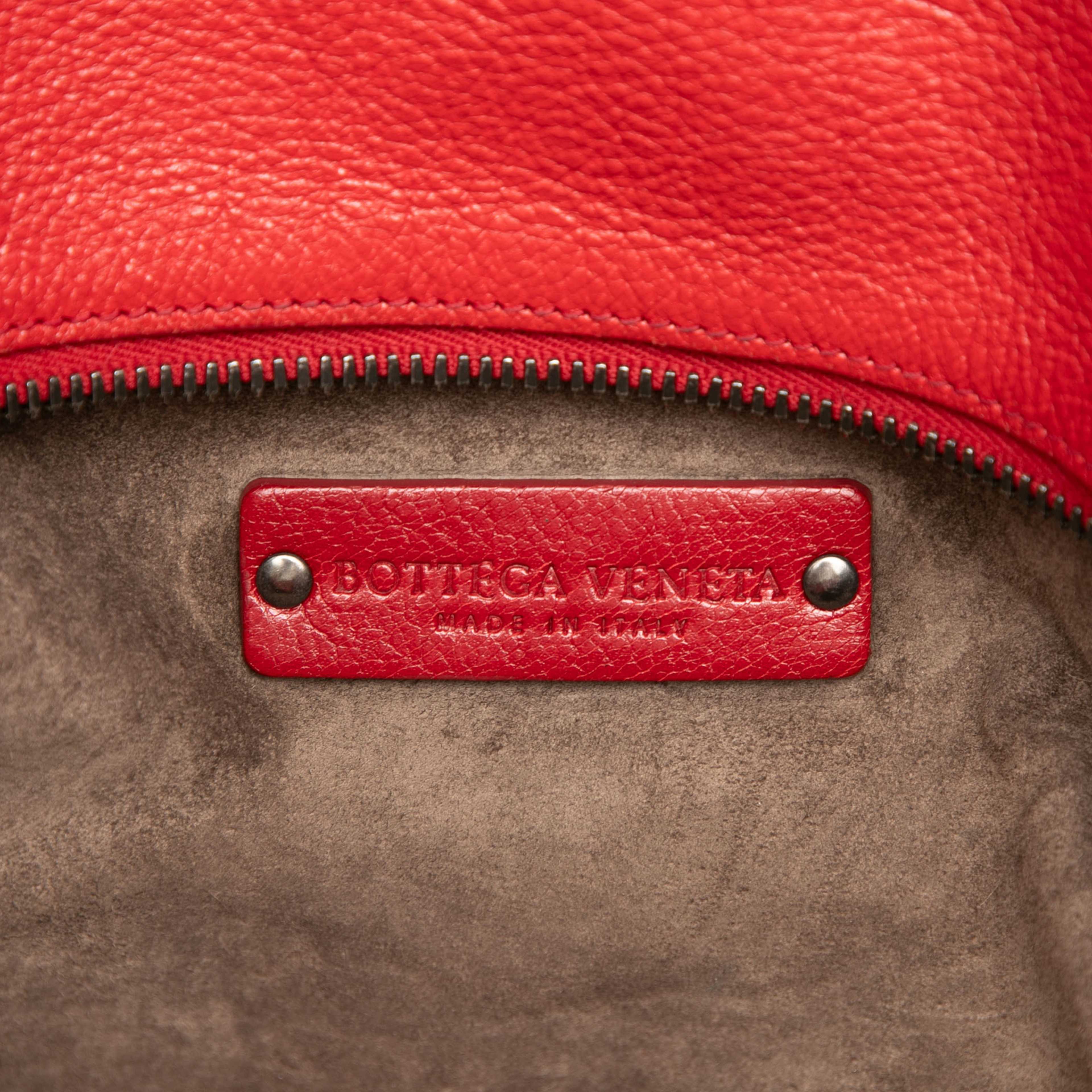Bottega Veneta Medium Goatskin Madras Sfumato Brera Handbag, från Luxclusif, i färgen red. Klicka för att öppna bilden i stort format
