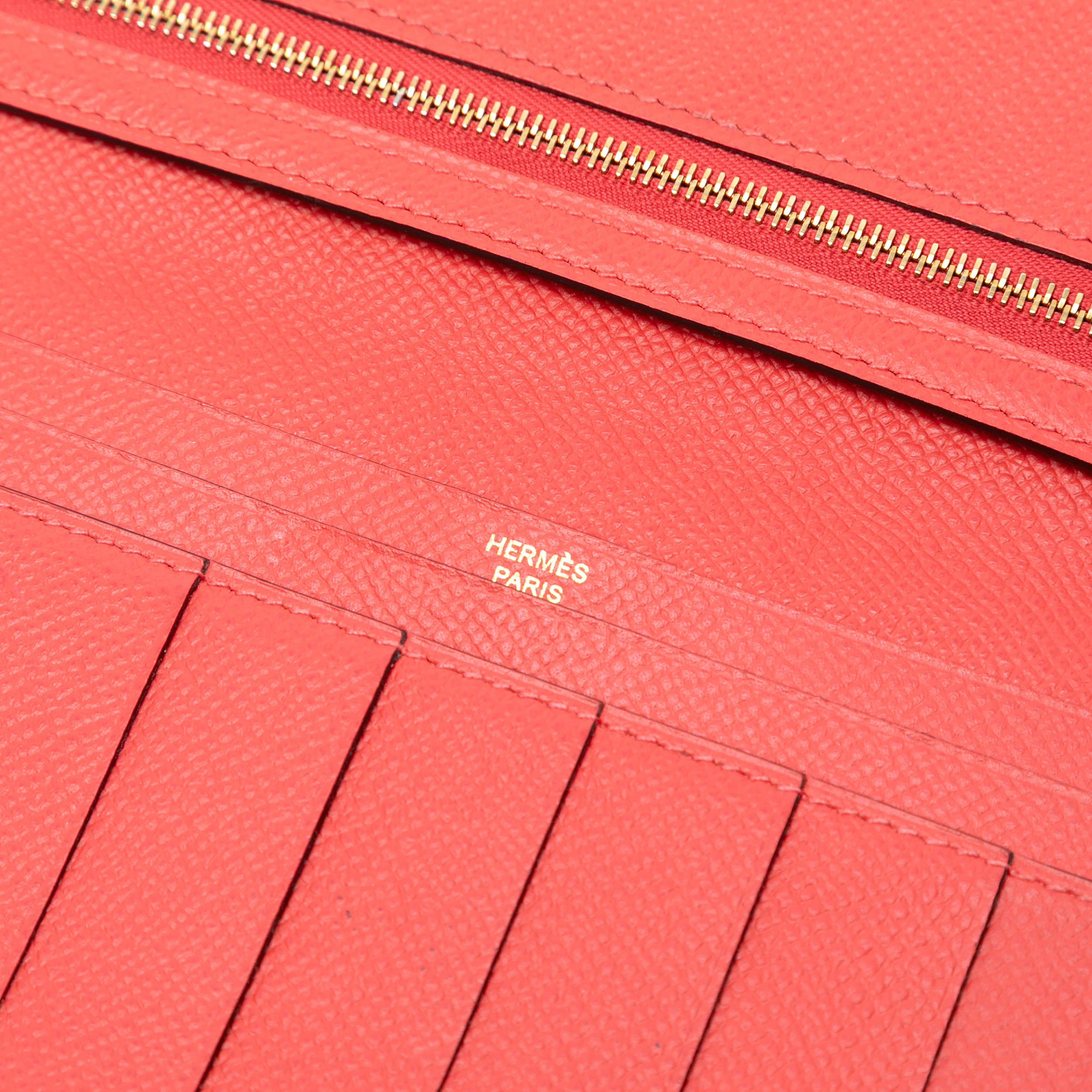 Hermès Epsom Bearn Wallet, från Luxclusif, i färgen red. Klicka för att öppna bilden i stort format