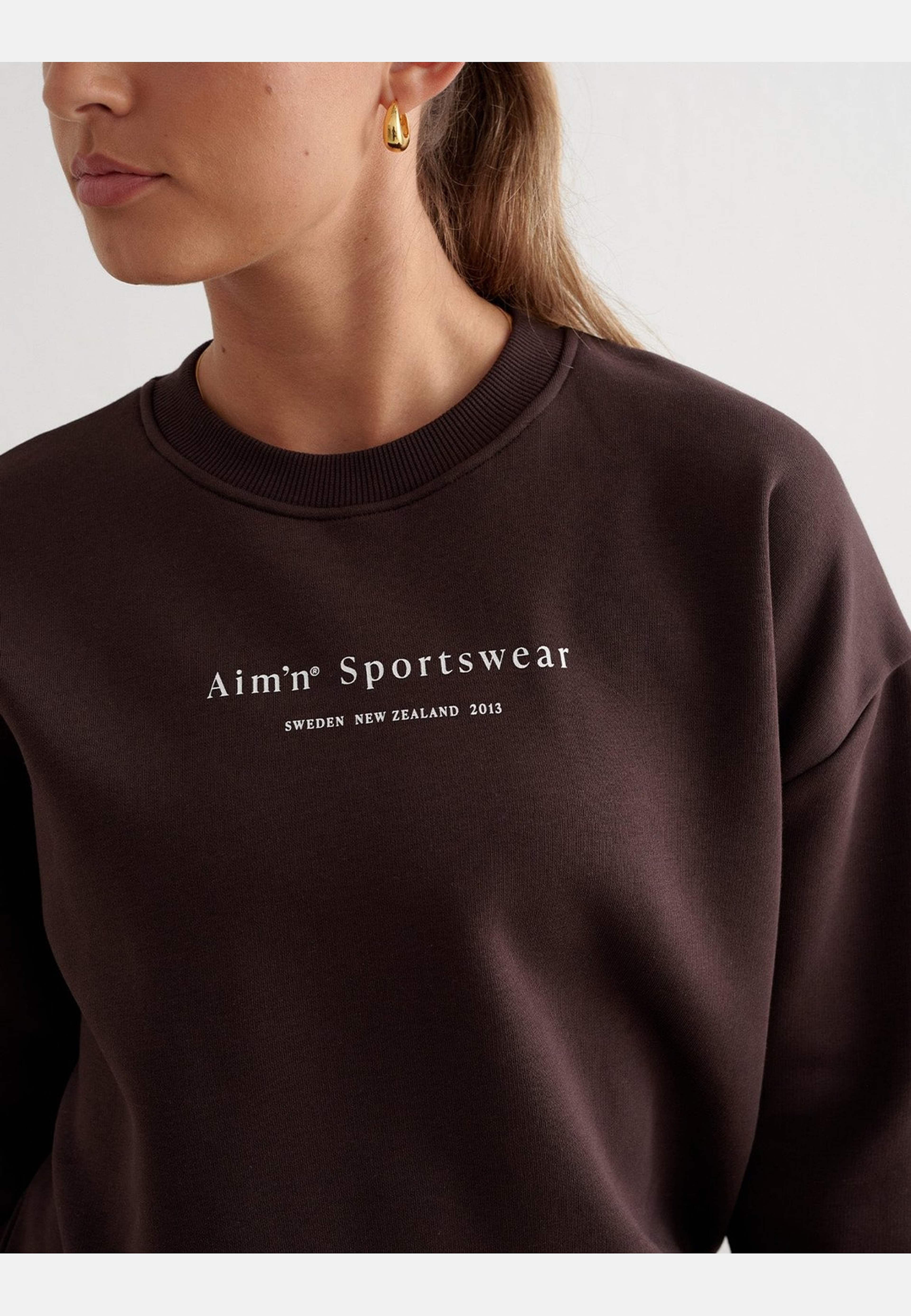 Serif Sweatshirt, från aim'n, i färgen cacao. Klicka för att öppna bilden i stort format