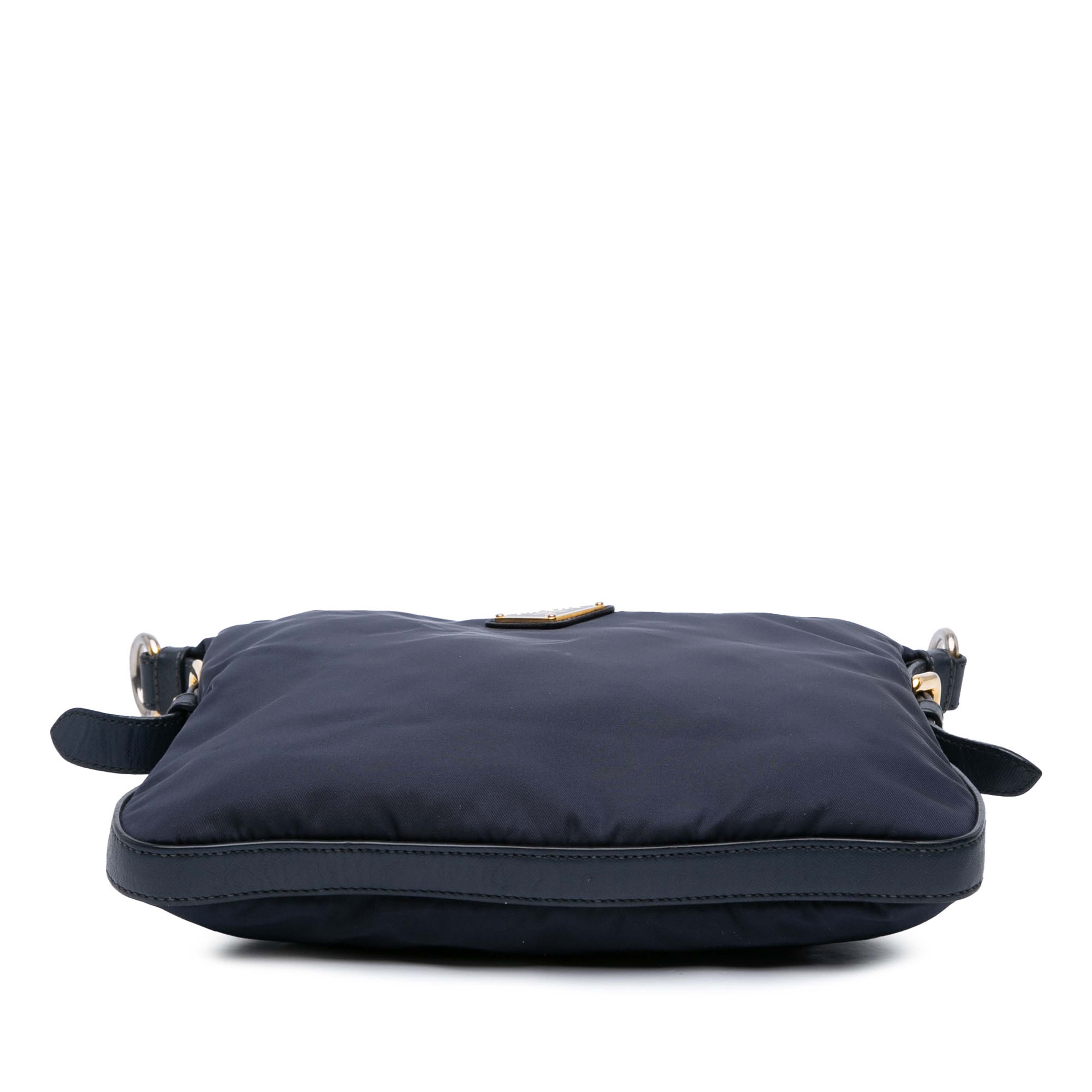 Prada Saffiano Trimmed Tessuto Zip Top Crossbody, från Luxclusif, i färgen navy. Klicka för att öppna bilden i stort format