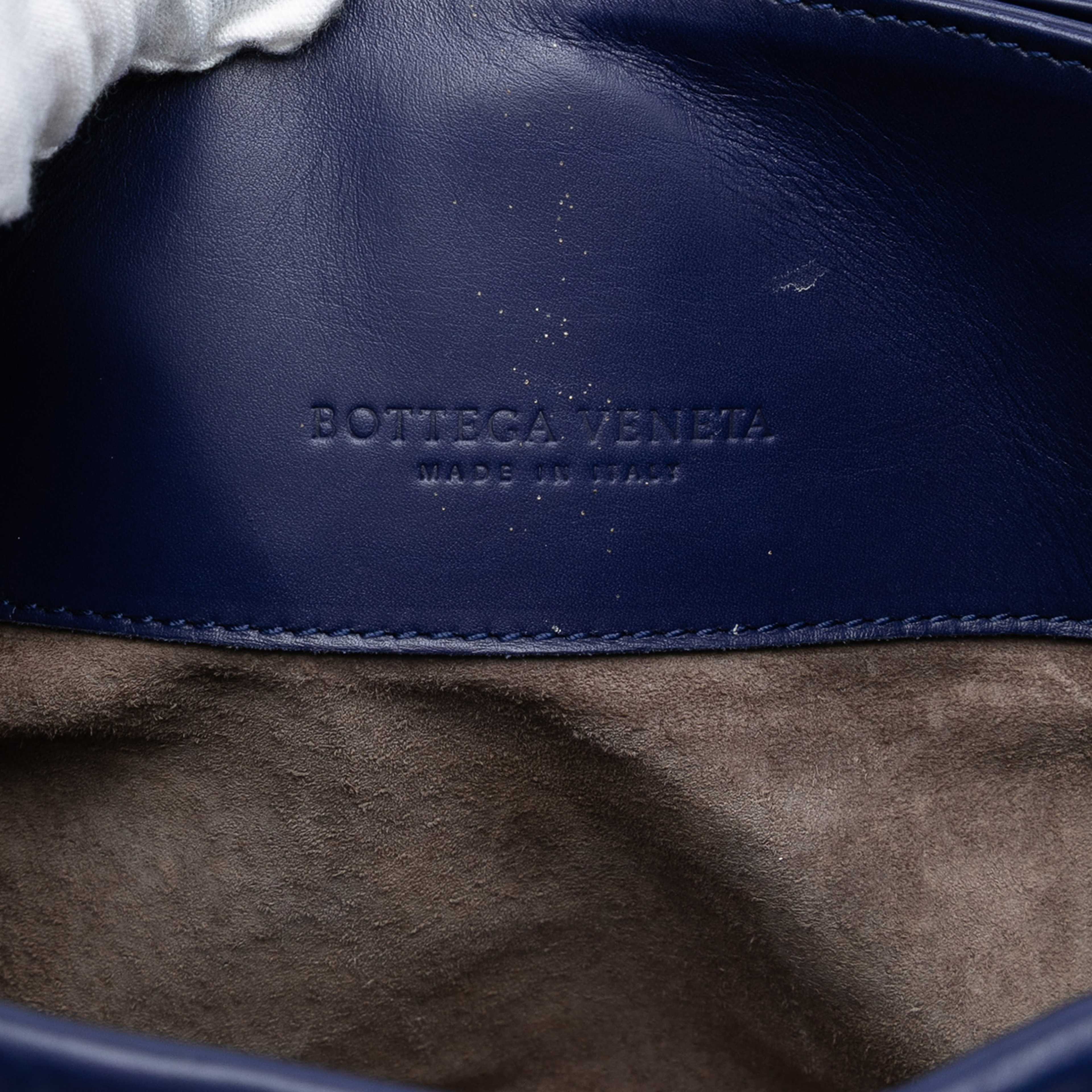 Bottega Veneta Small Nappa Intrecciato Roma Satchel, från Luxclusif, i färgen dark blue. Klicka för att öppna bilden i stort format