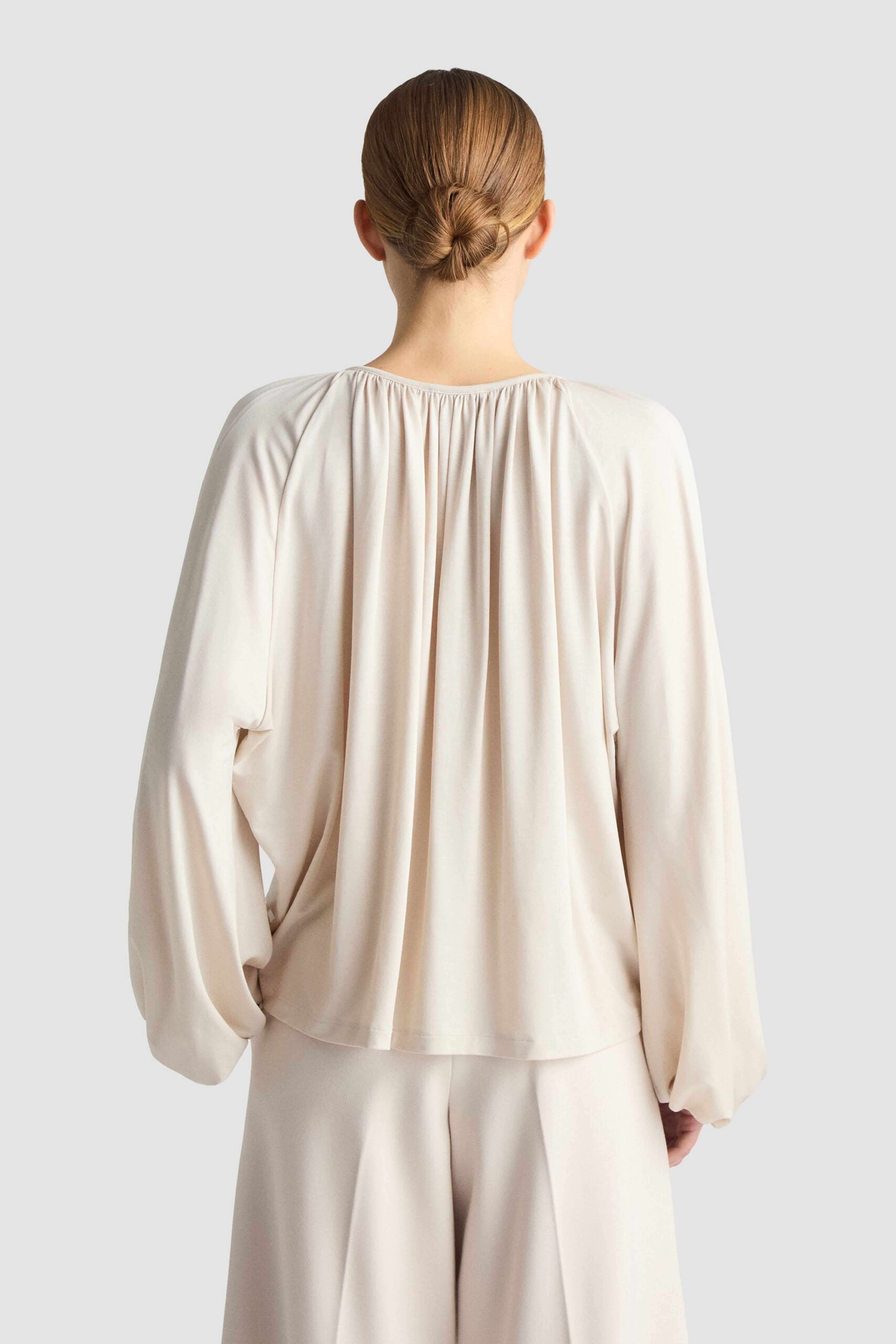 Chloe Top - Oyster, från Residus, i färgen beige. Klicka för att öppna bilden i stort format