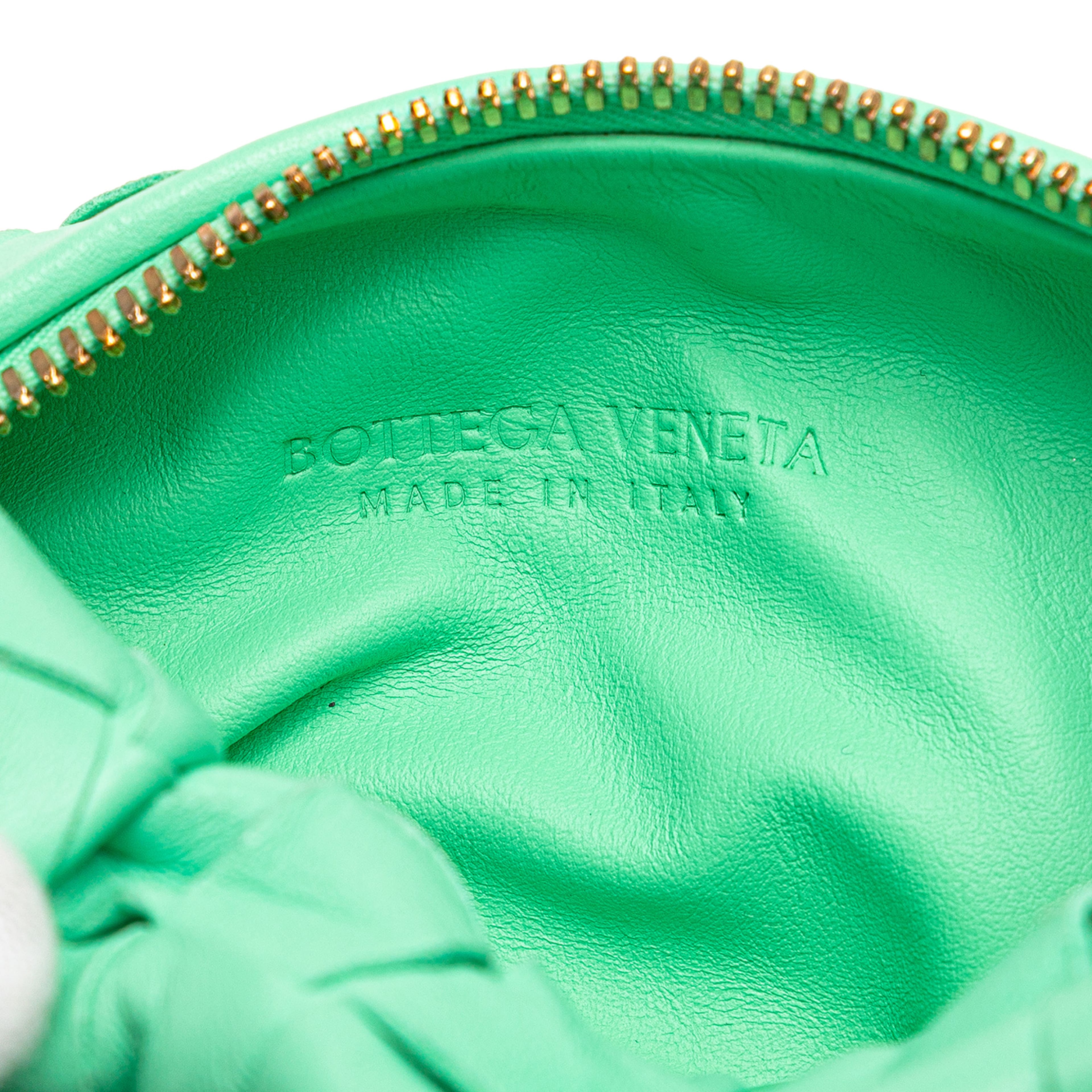 Bottega Veneta Mini Nappa Intrecciato Jodie, från Luxclusif, i färgen light green. Klicka för att öppna bilden i stort format