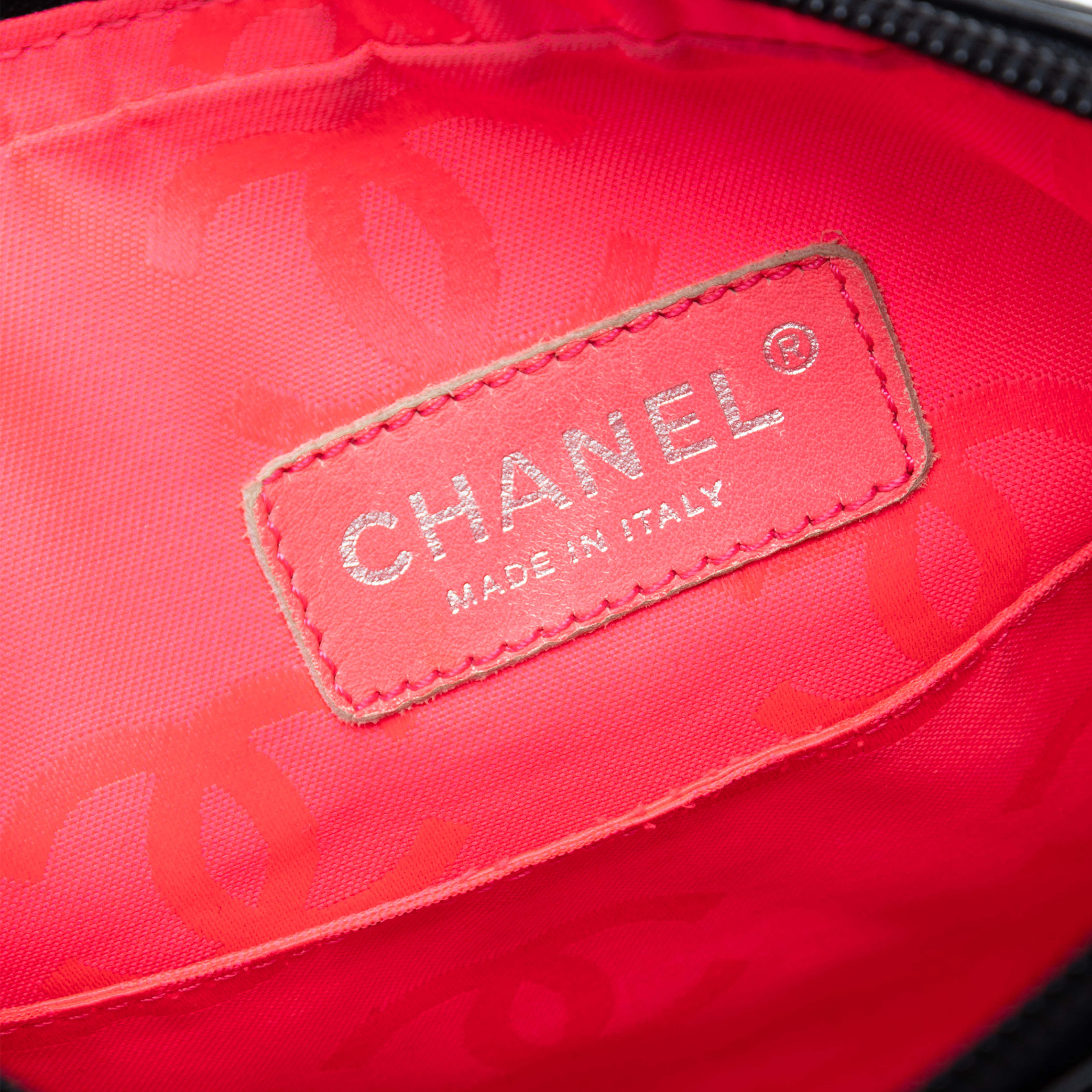 Chanel Quilted Lambskin Cambon Ligne Crossbody, från Luxclusif, i färgen black. Klicka för att öppna bilden i stort format