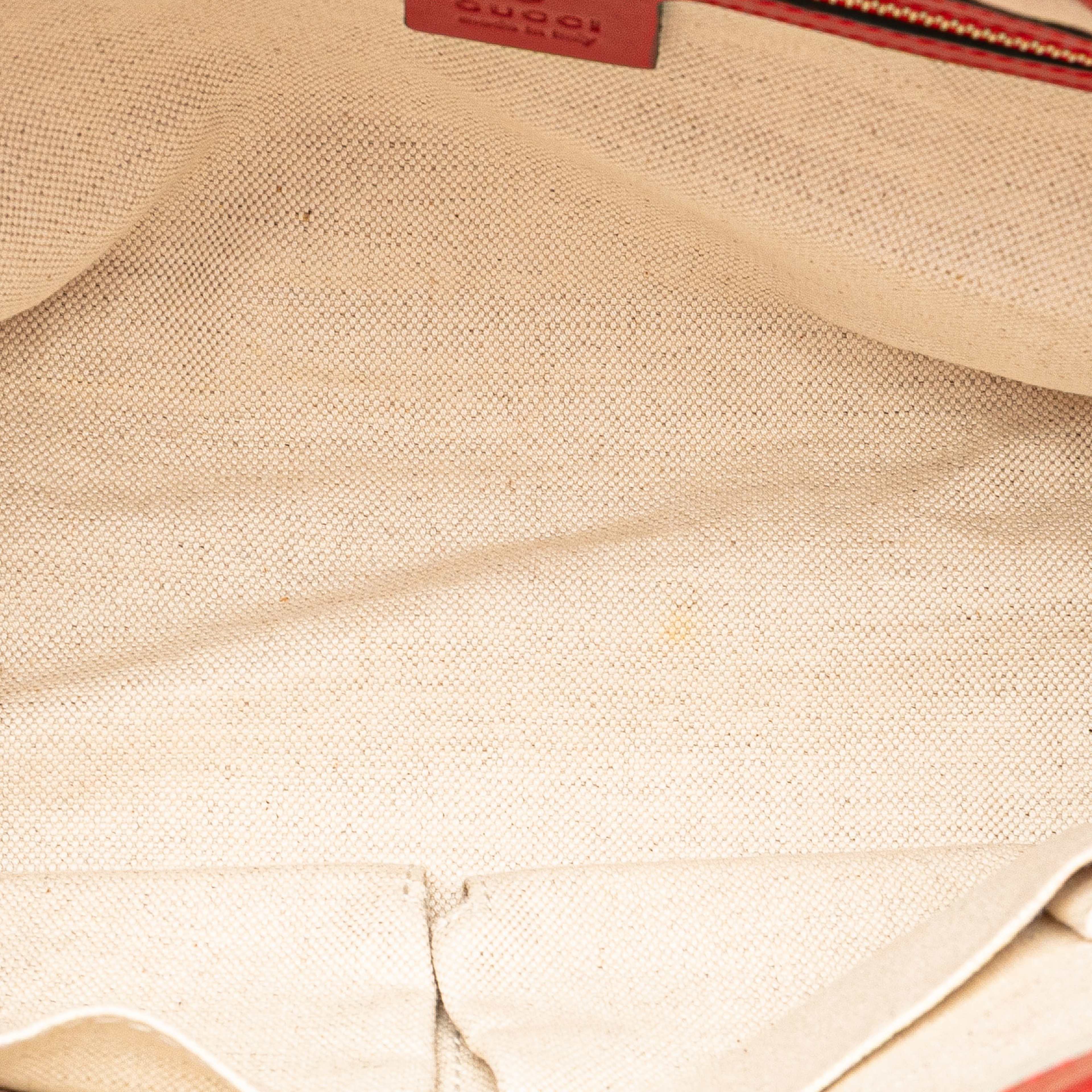 Gucci Small Diamante Leather Craft Tote, från Luxclusif, i färgen red. Klicka för att öppna bilden i stort format