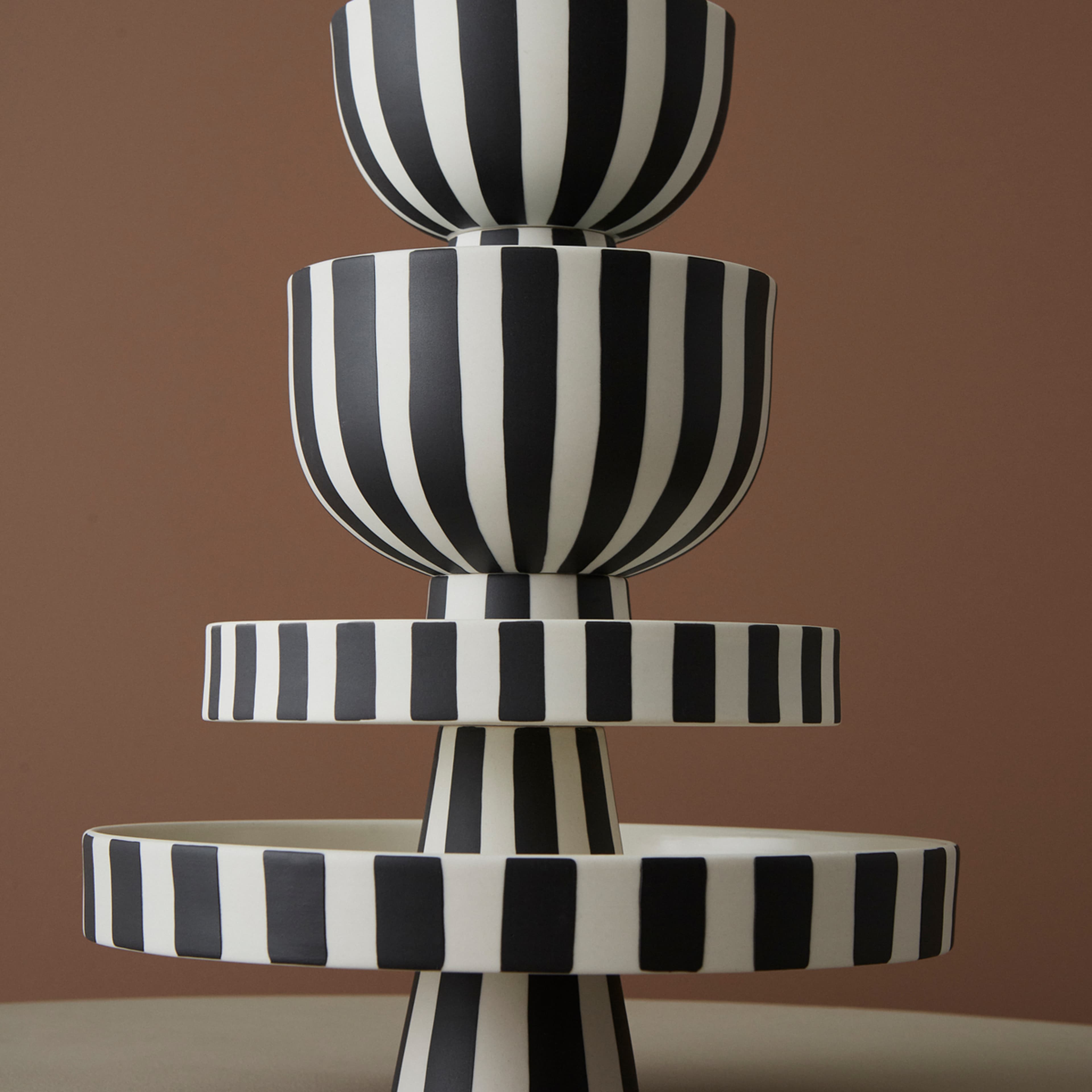 Toppu Mini Bowl, från OYOY Living, i färgen white,black. Klicka för att öppna bilden i stort format
