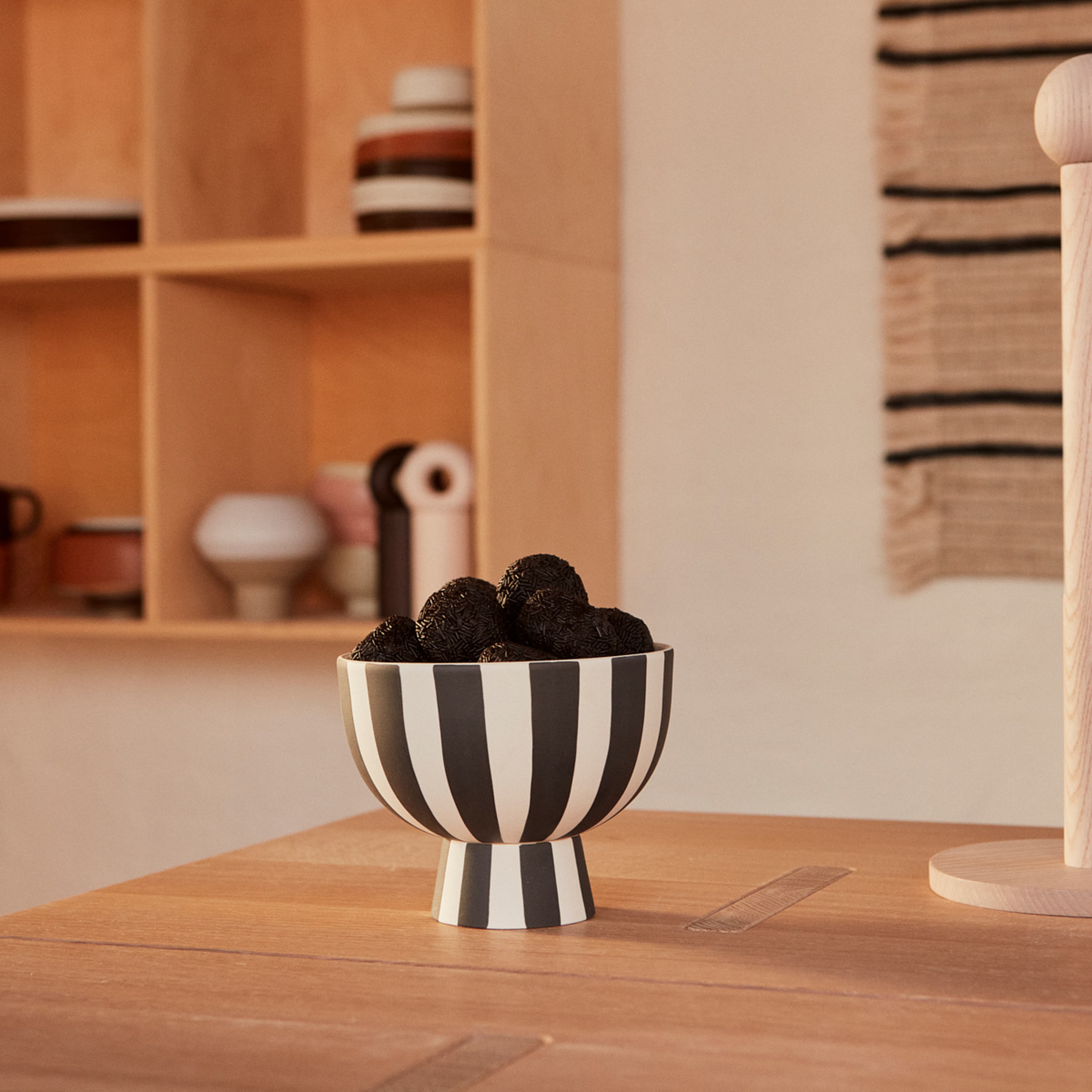 Toppu Mini Bowl, från OYOY Living, i färgen white,black. Klicka för att öppna bilden i stort format