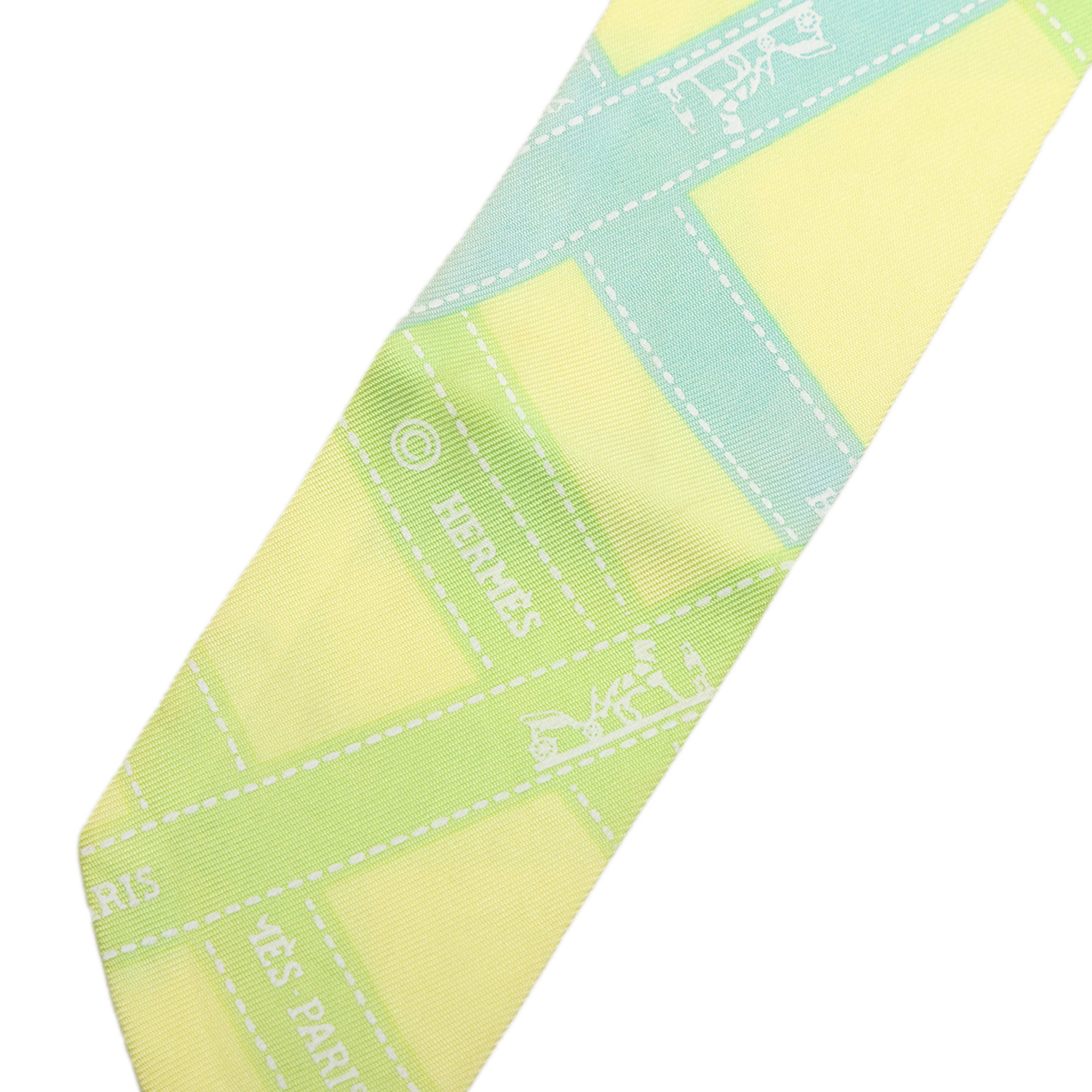 Hermès Bolduc Silk Twilly Scarf, från Luxclusif, i färgen gul. Klicka för att öppna bilden i stort format