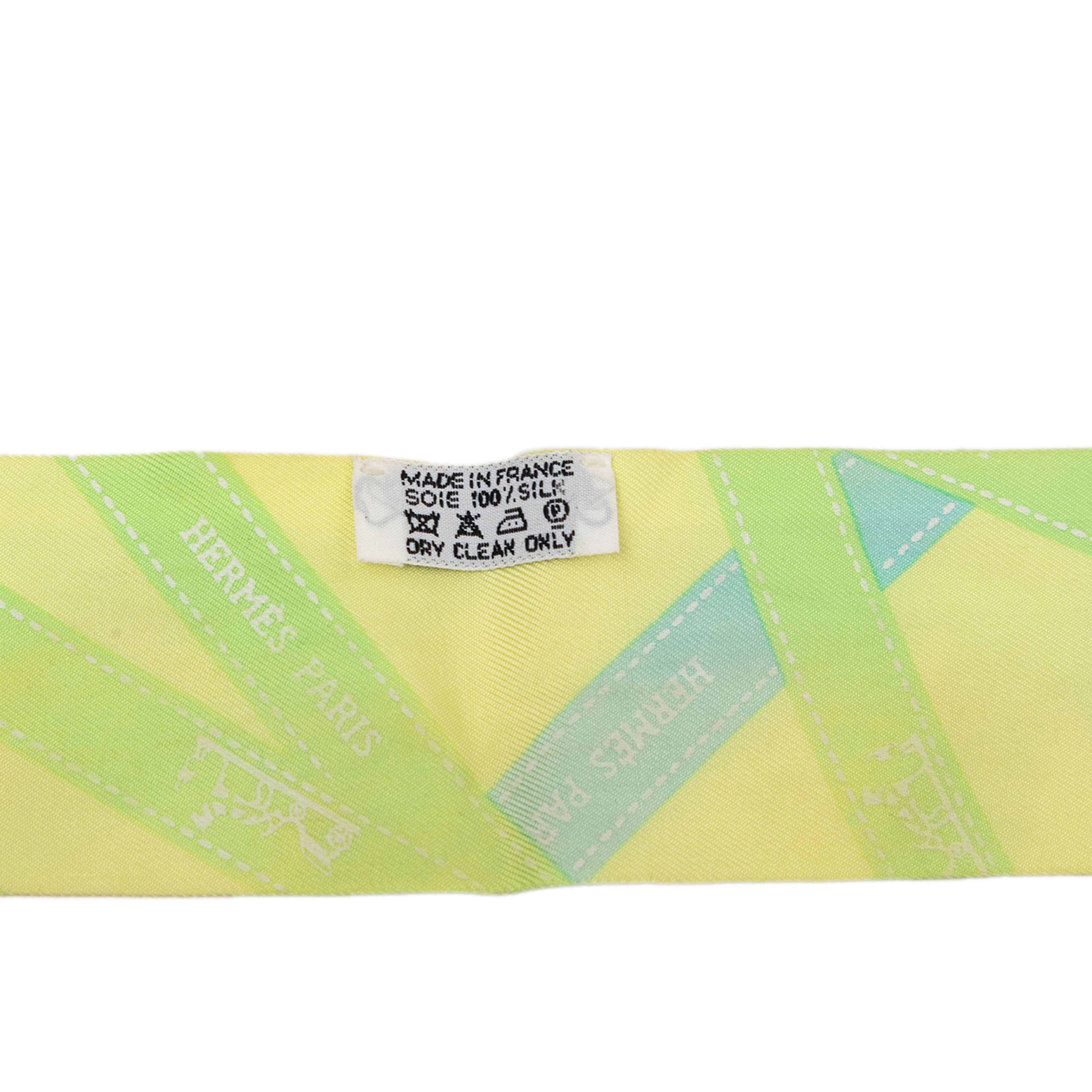 Hermès Bolduc Silk Twilly Scarf, från Luxclusif, i färgen gul. Klicka för att öppna bilden i stort format