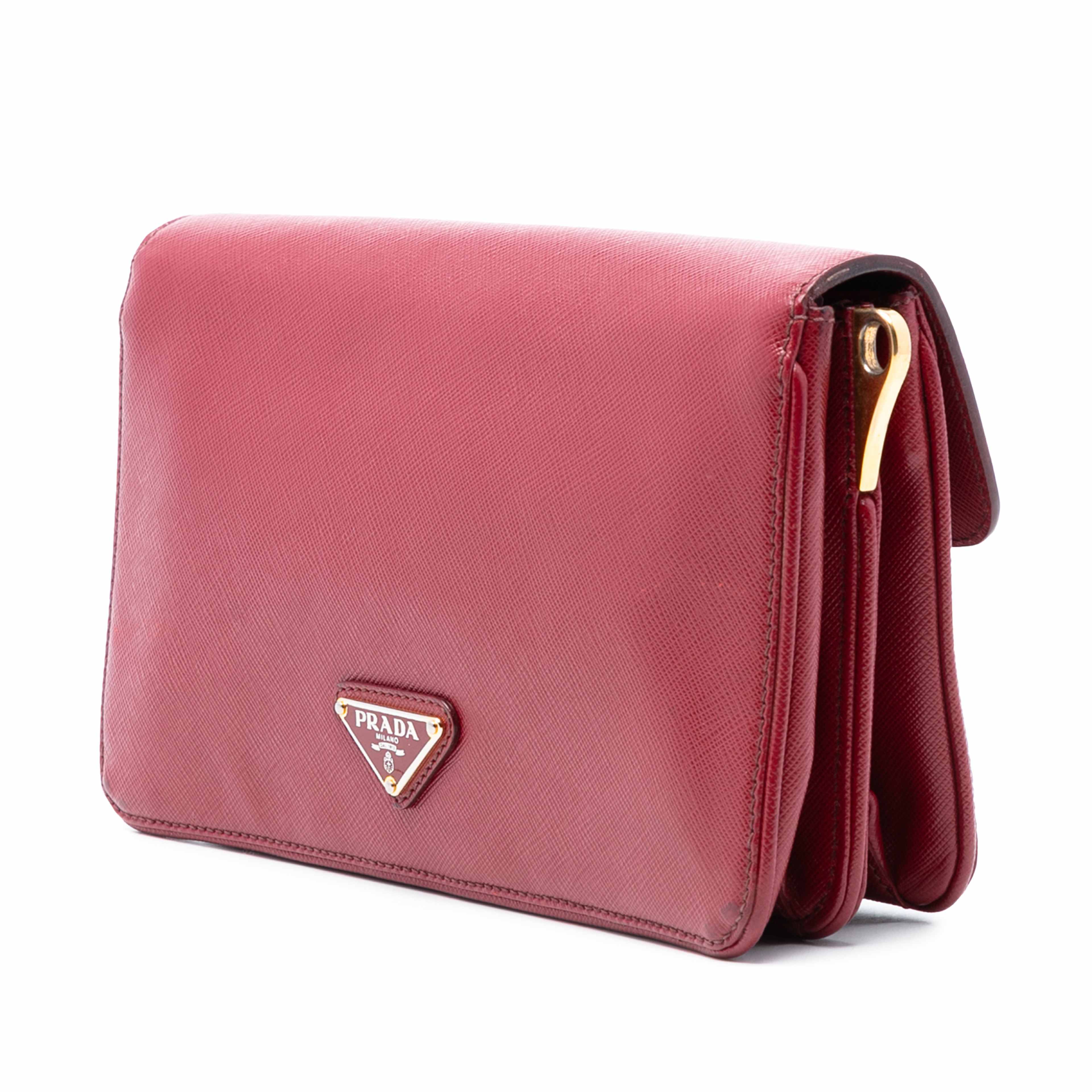 Prada Saffiano Crossbody, från Luxclusif, i färgen red. Klicka för att öppna bilden i stort format