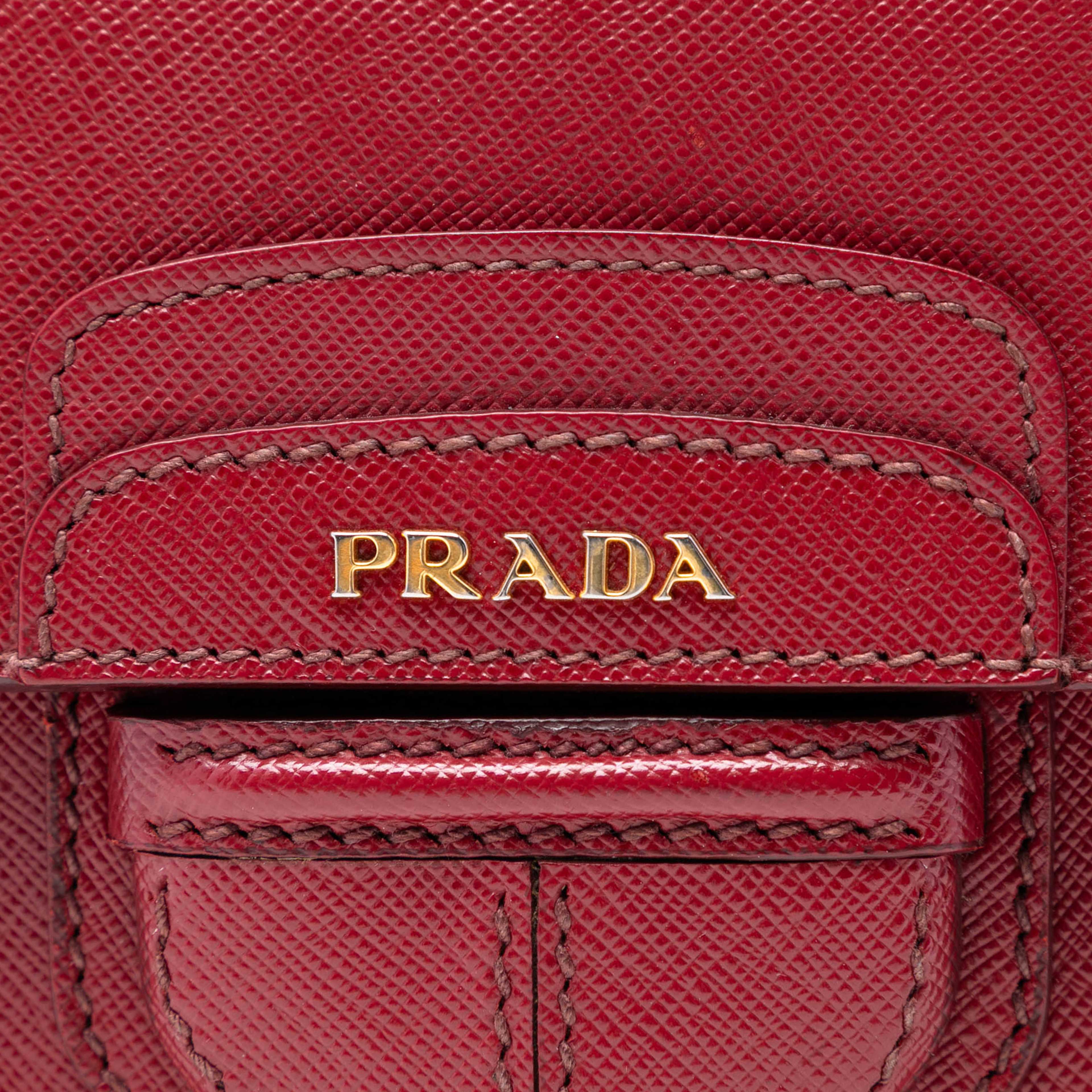 Prada Saffiano Crossbody, från Luxclusif, i färgen red. Klicka för att öppna bilden i stort format