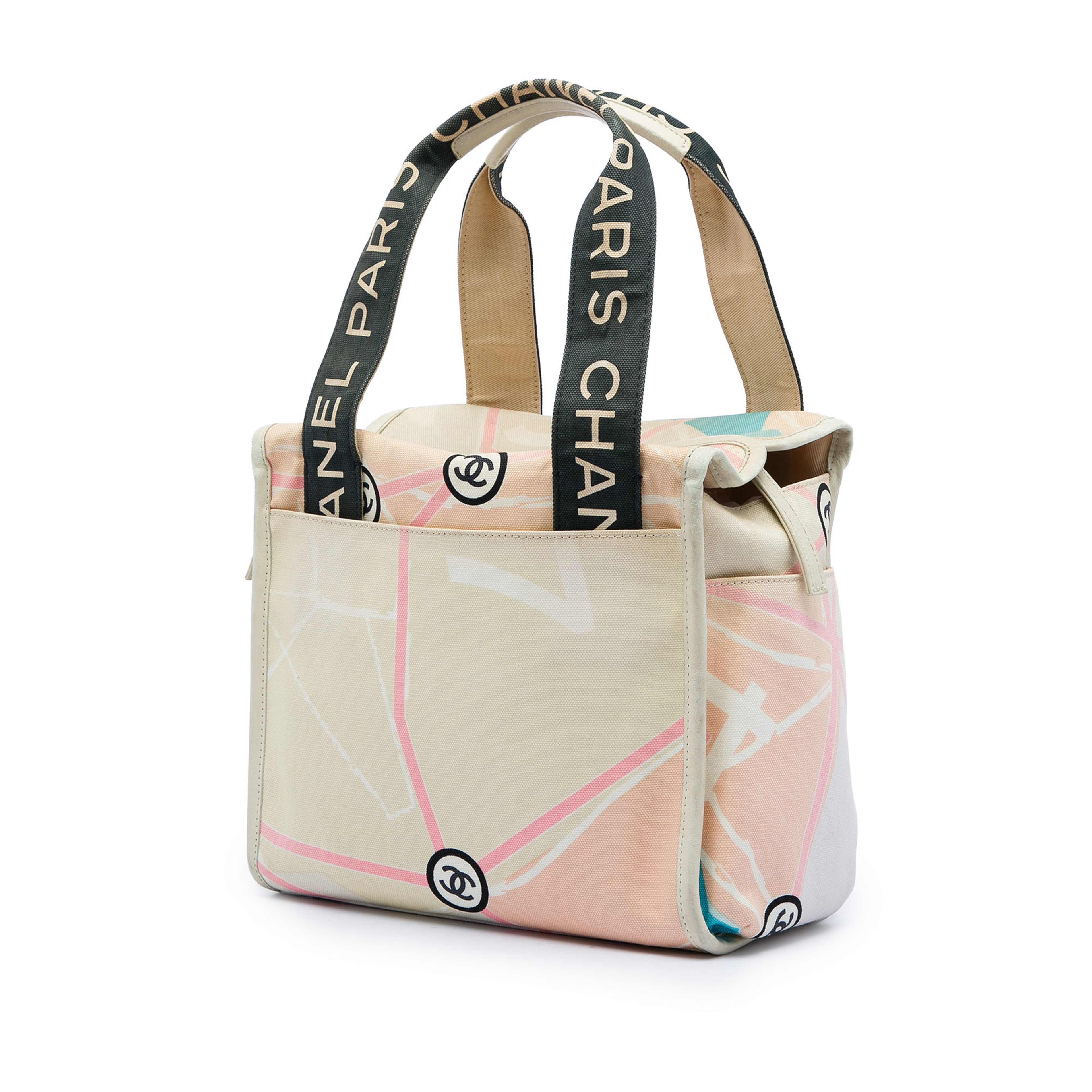 Chanel Canvas Eiffel Tower Handbag, från Luxclusif, i färgen beige. Klicka för att öppna bilden i stort format
