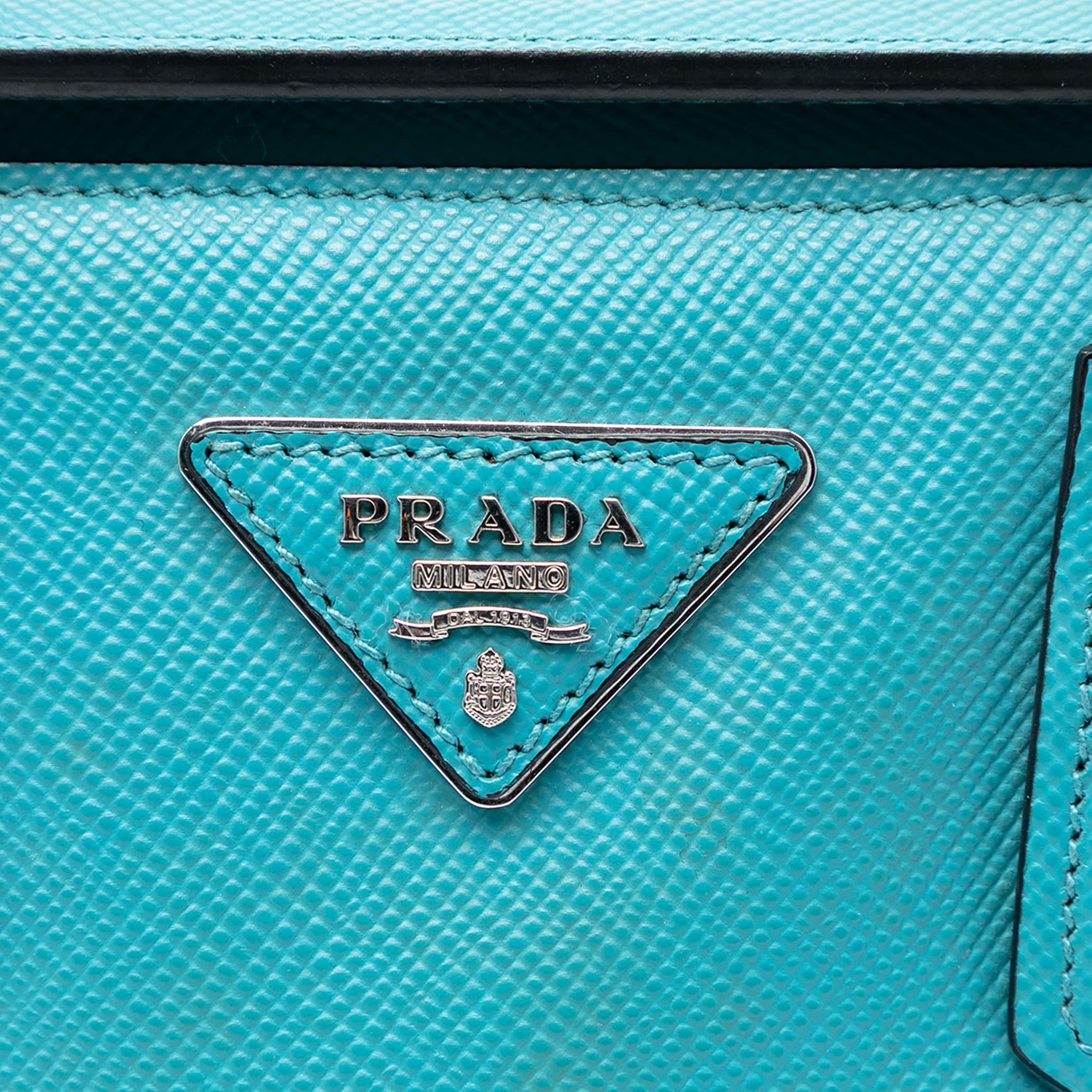 Prada Small Saffiano Cuir Turnlock Twin Satchel, från Luxclusif, i färgen blå. Klicka för att öppna bilden i stort format