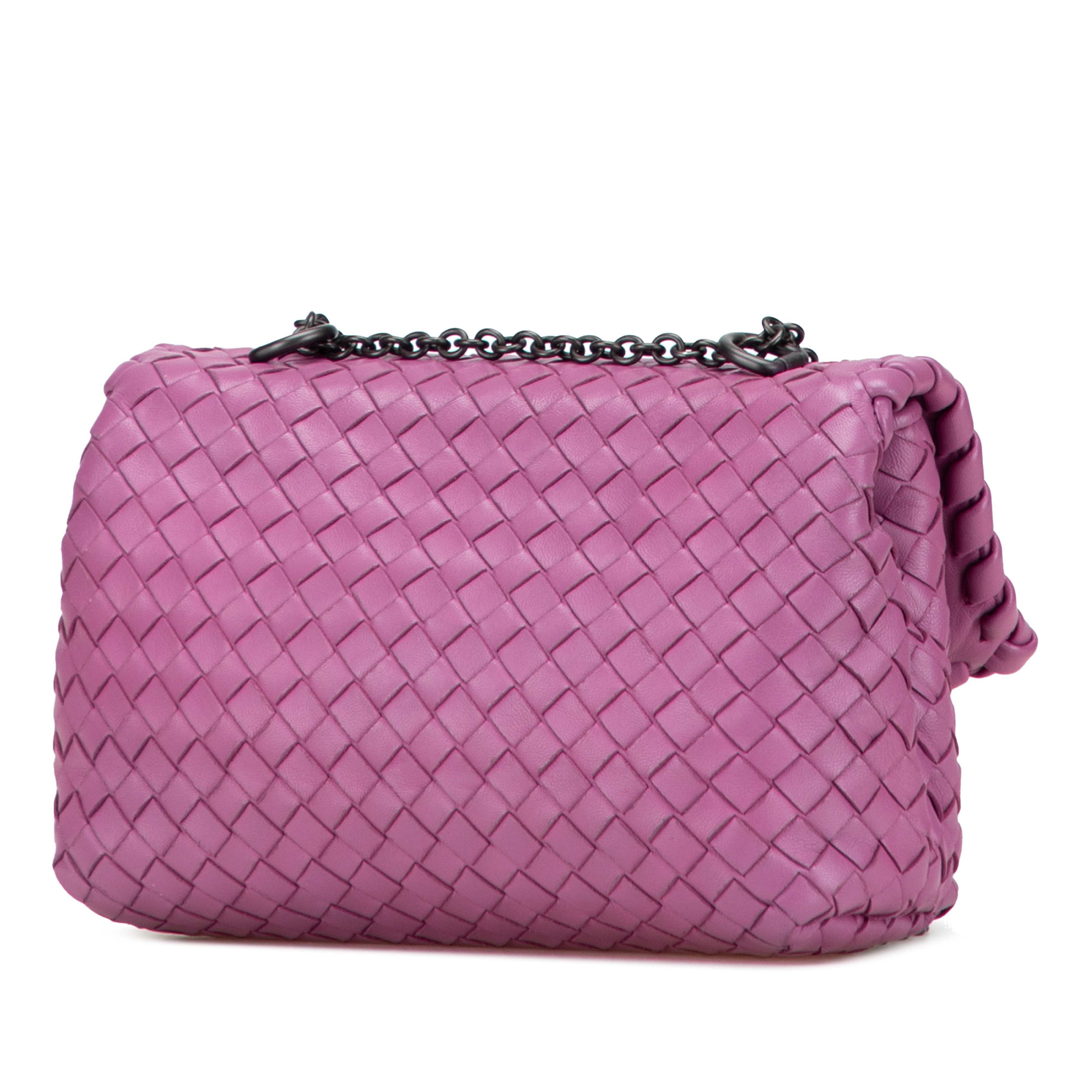 Bottega Veneta Baby Nappa Intrecciato Olimpia Crossbody, från Luxclusif, i färgen rosa. Klicka för att öppna bilden i stort format