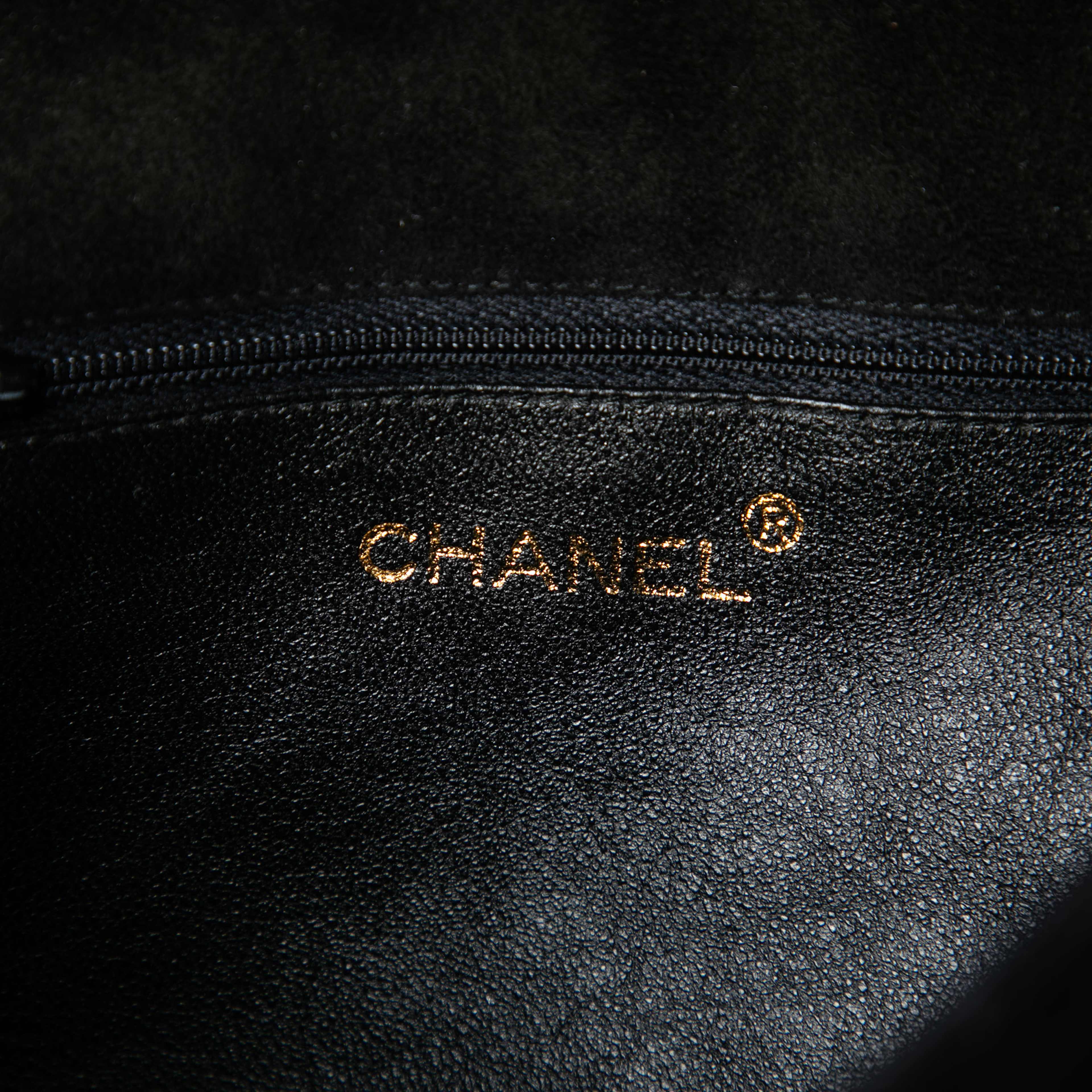 Chanel Quilted Suede Tassel Flap, från Luxclusif, i färgen black. Klicka för att öppna bilden i stort format