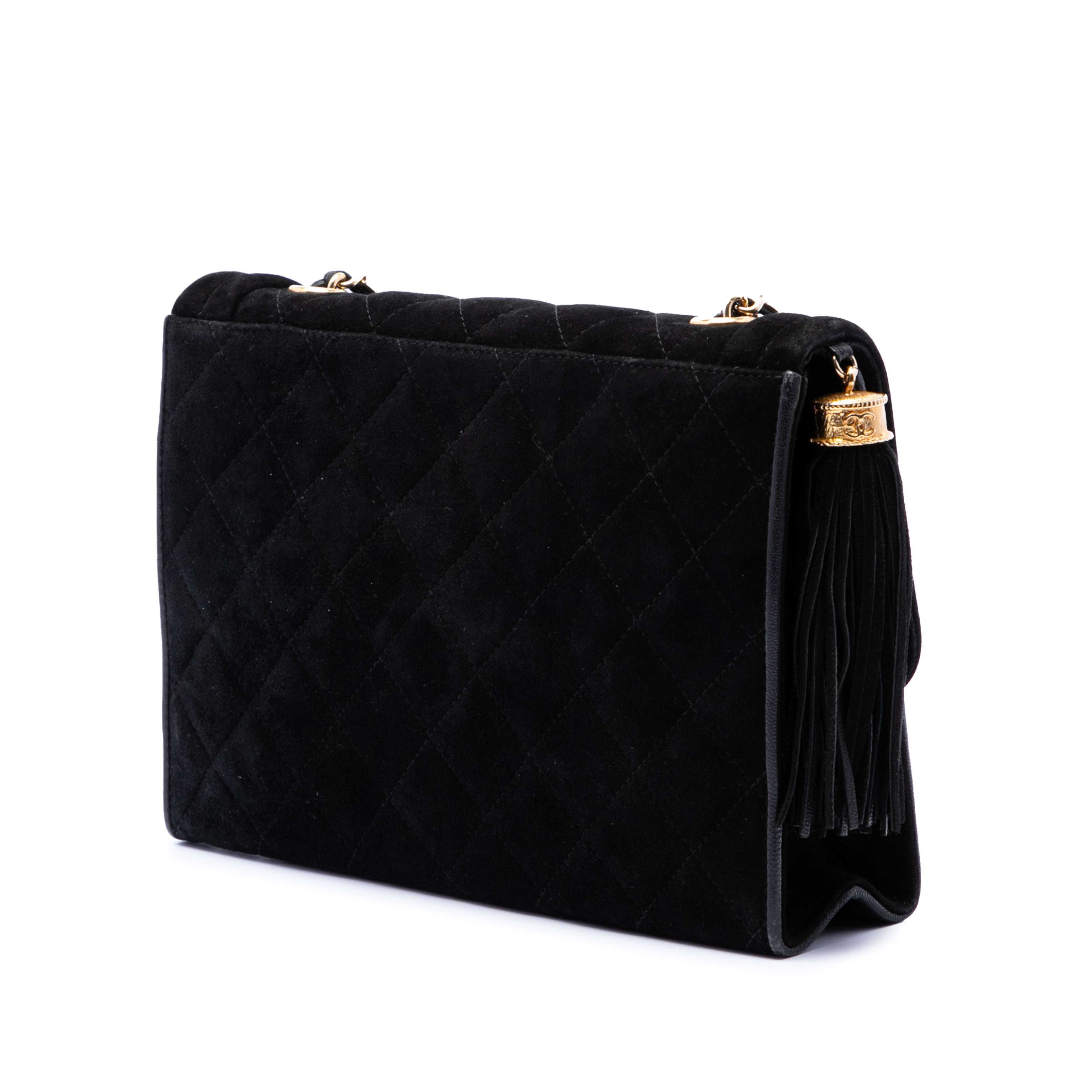 Chanel Quilted Suede Tassel Flap, från Luxclusif, i färgen black. Klicka för att öppna bilden i stort format
