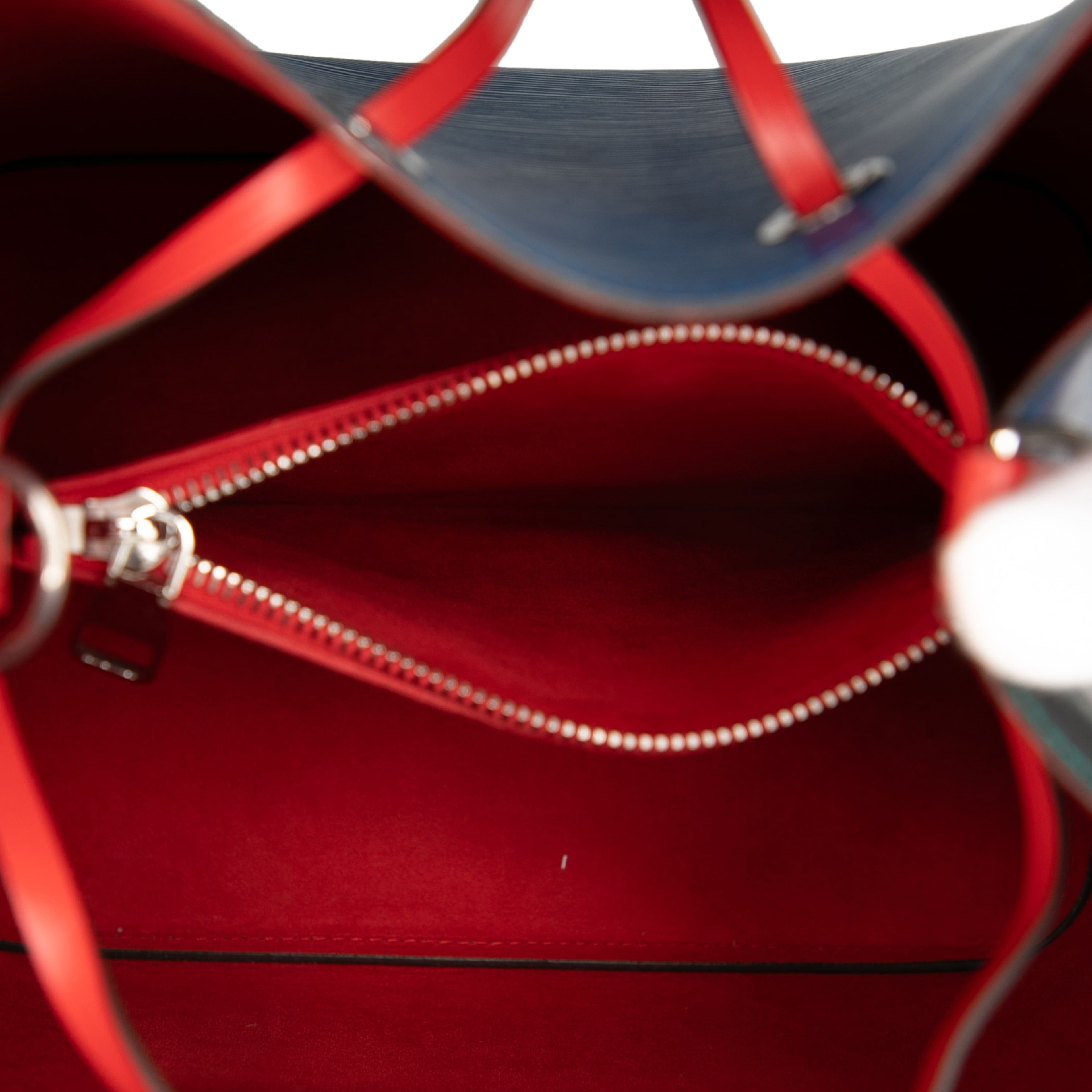 Louis Vuitton Epi Neonoe Mm, från Luxclusif, i färgen blue. Klicka för att öppna bilden i stort format