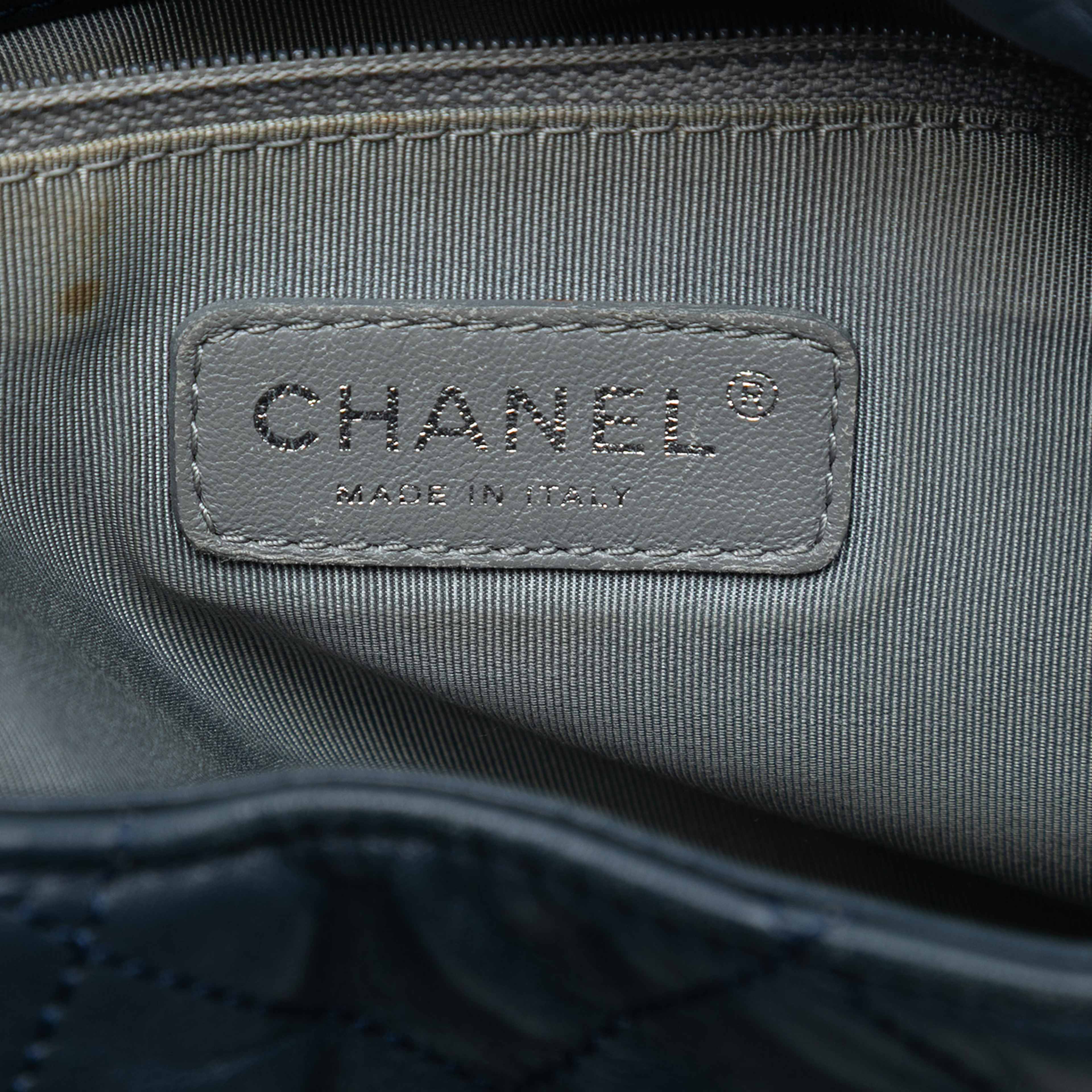 Chanel Quilted Calfskin Coco Pleats Hobo, från Luxclusif, i färgen dark blue. Klicka för att öppna bilden i stort format