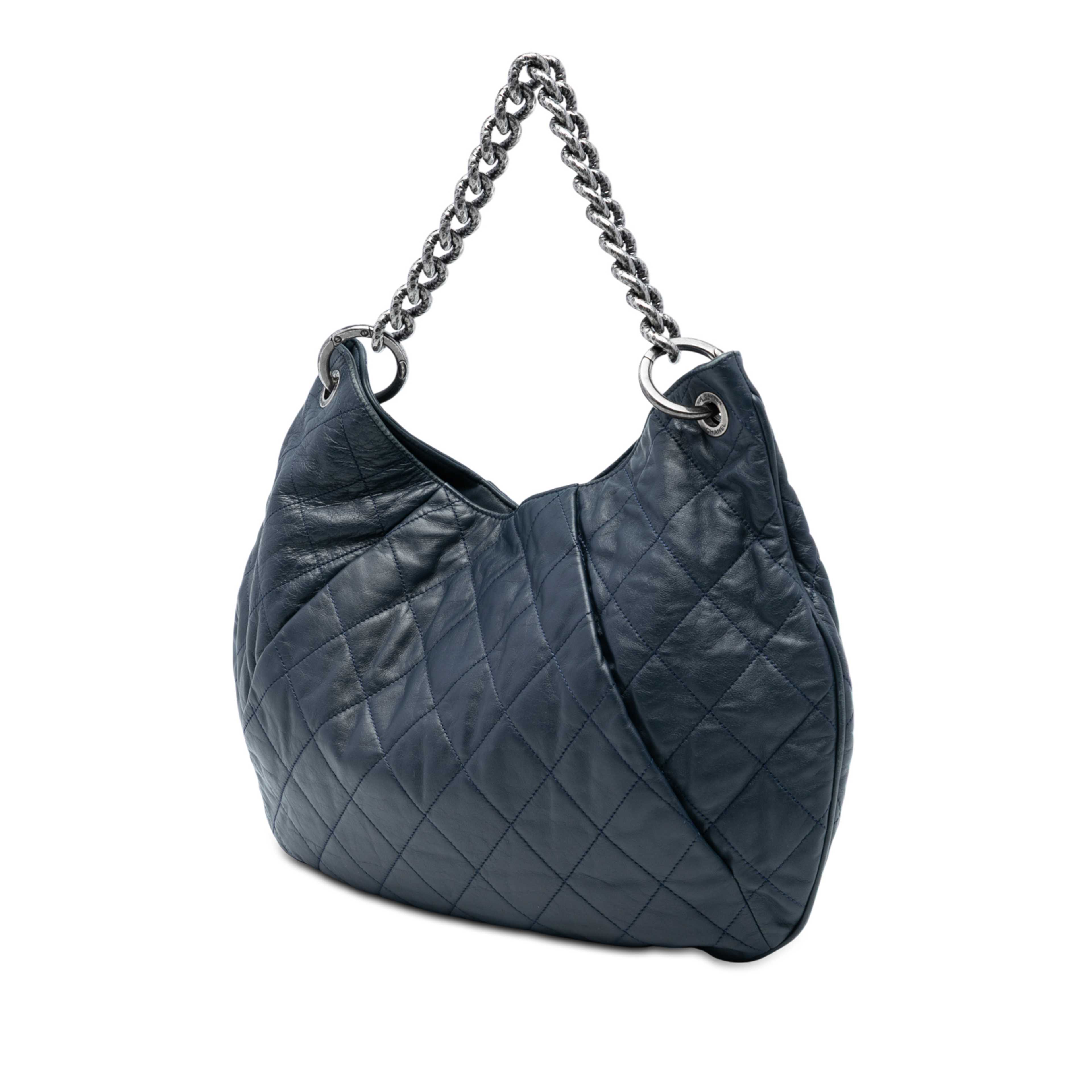 Chanel Quilted Calfskin Coco Pleats Hobo, från Luxclusif, i färgen dark blue. Klicka för att öppna bilden i stort format