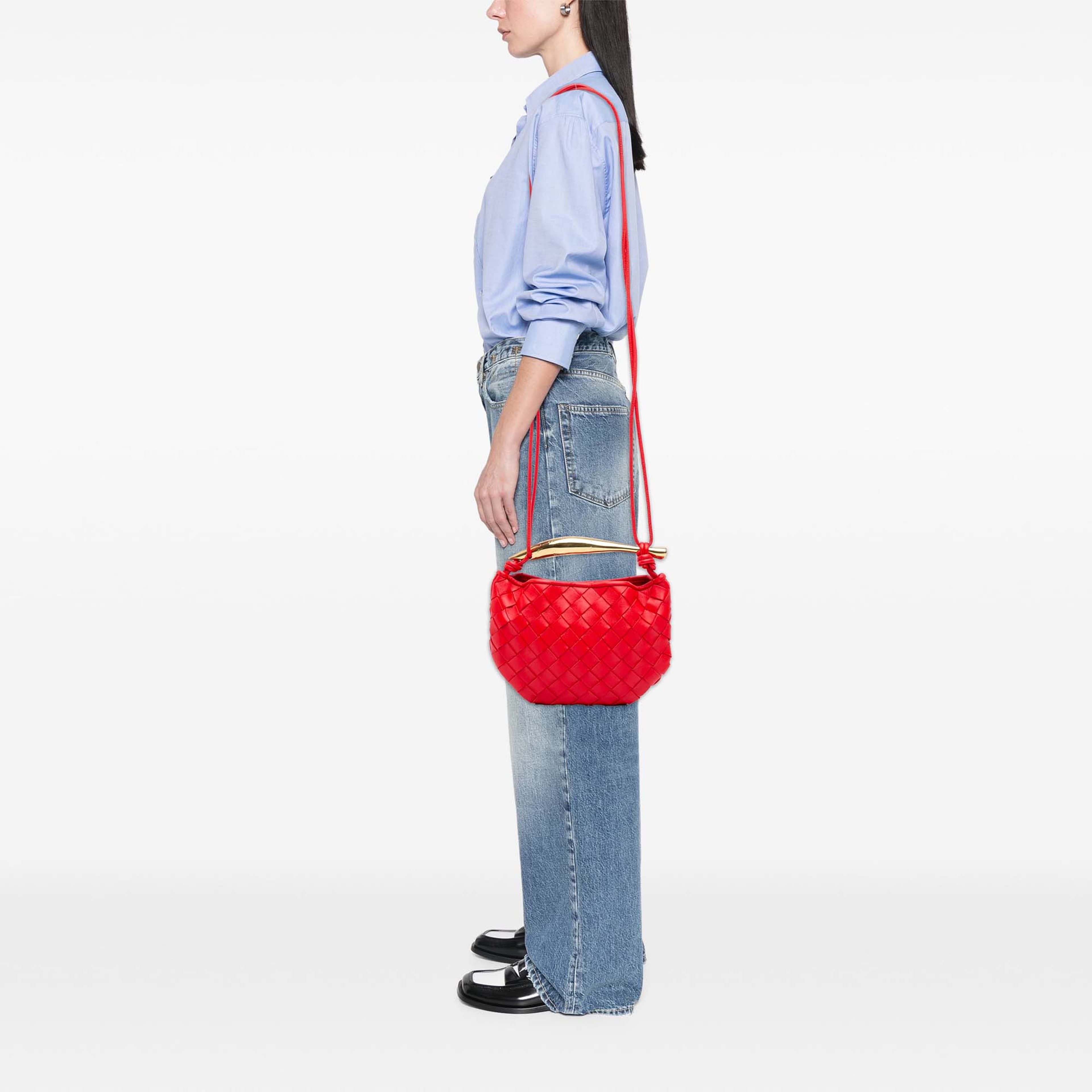 Bottega Veneta Baby Lambskin Intrecciato Sardine, från Luxclusif, i färgen röd. Klicka för att öppna bilden i stort format
