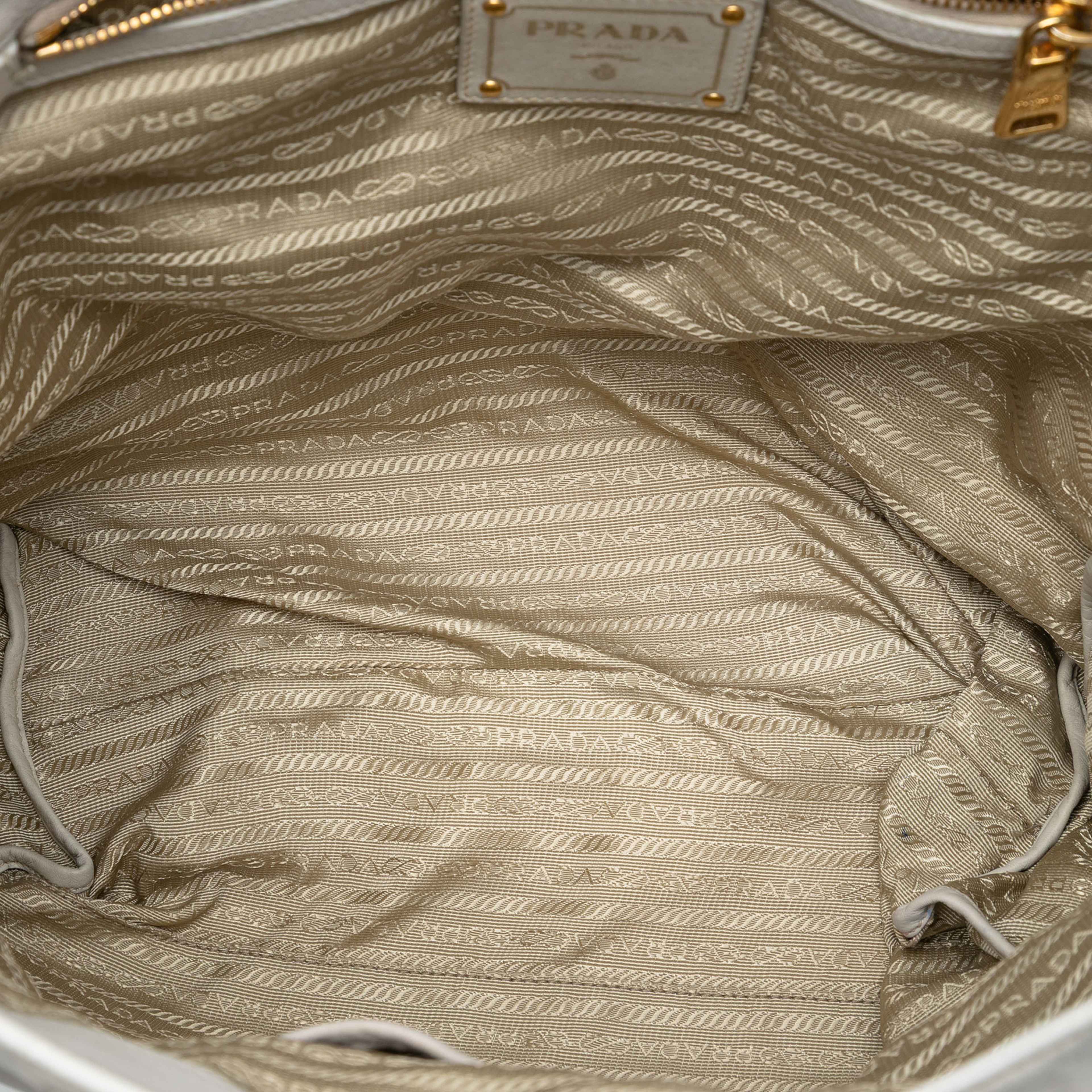 Prada Soft Calf Open Convertible Tote, från Luxclusif, i färgen white. Klicka för att öppna bilden i stort format