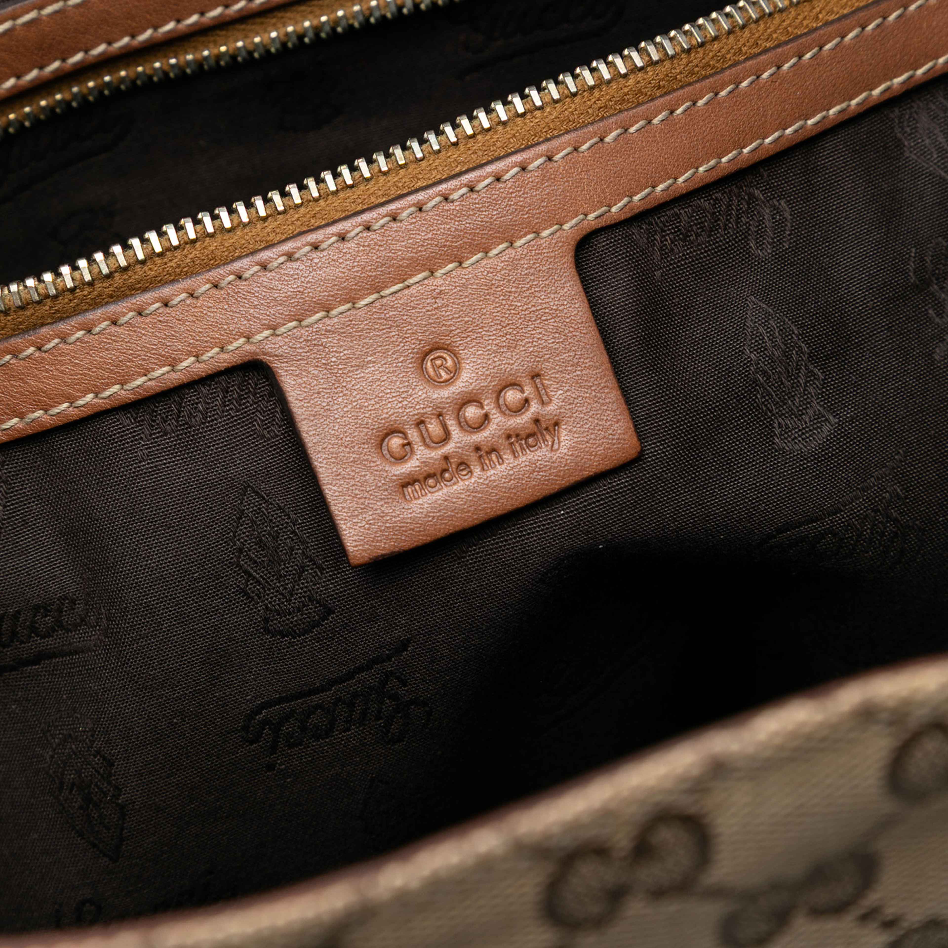 Gucci Medium Gg Canvas Gg Charm Tote, från Luxclusif, i färgen beige. Klicka för att öppna bilden i stort format