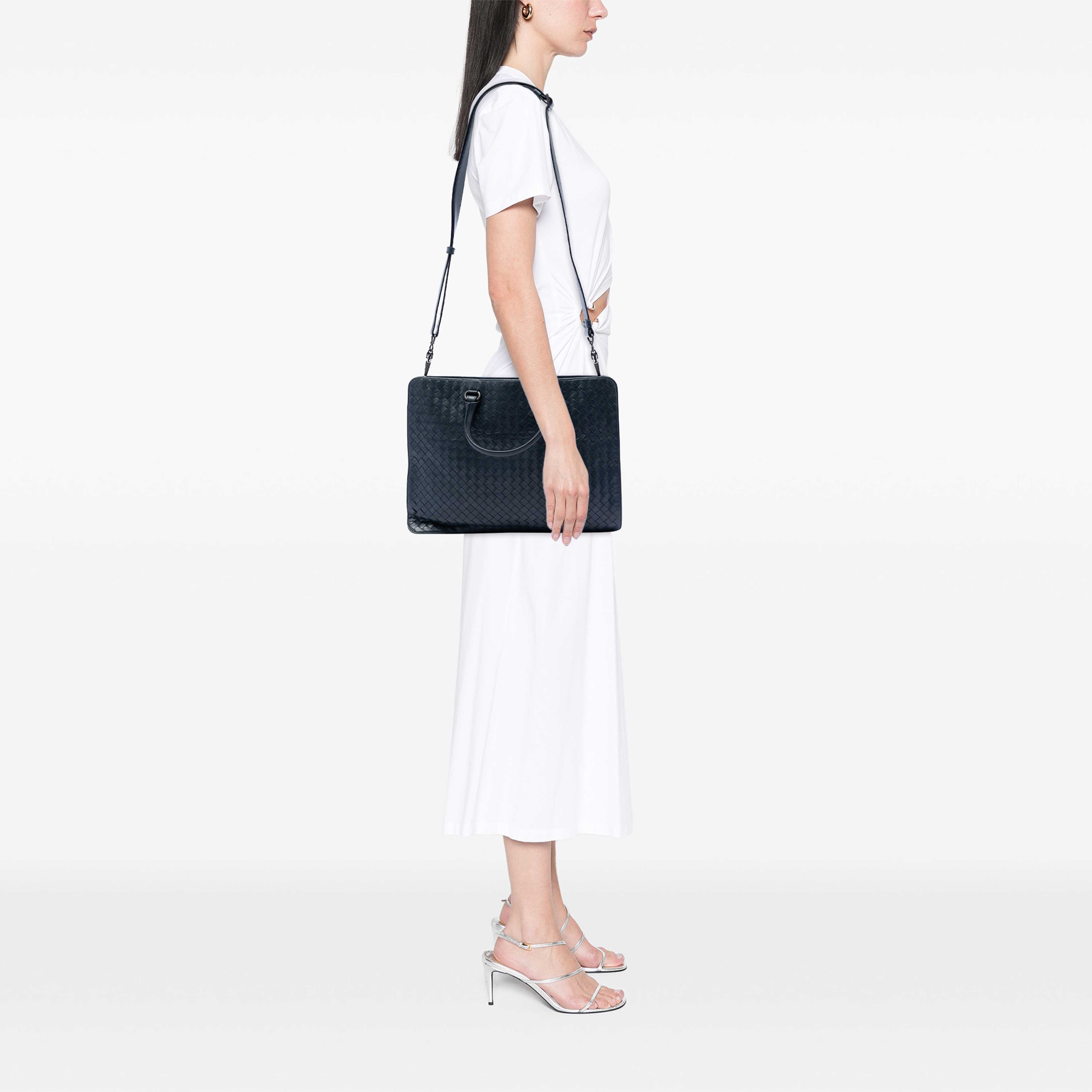 Bottega Veneta Nappa Intrecciato Business Bag, från Luxclusif, i färgen navy. Klicka för att öppna bilden i stort format