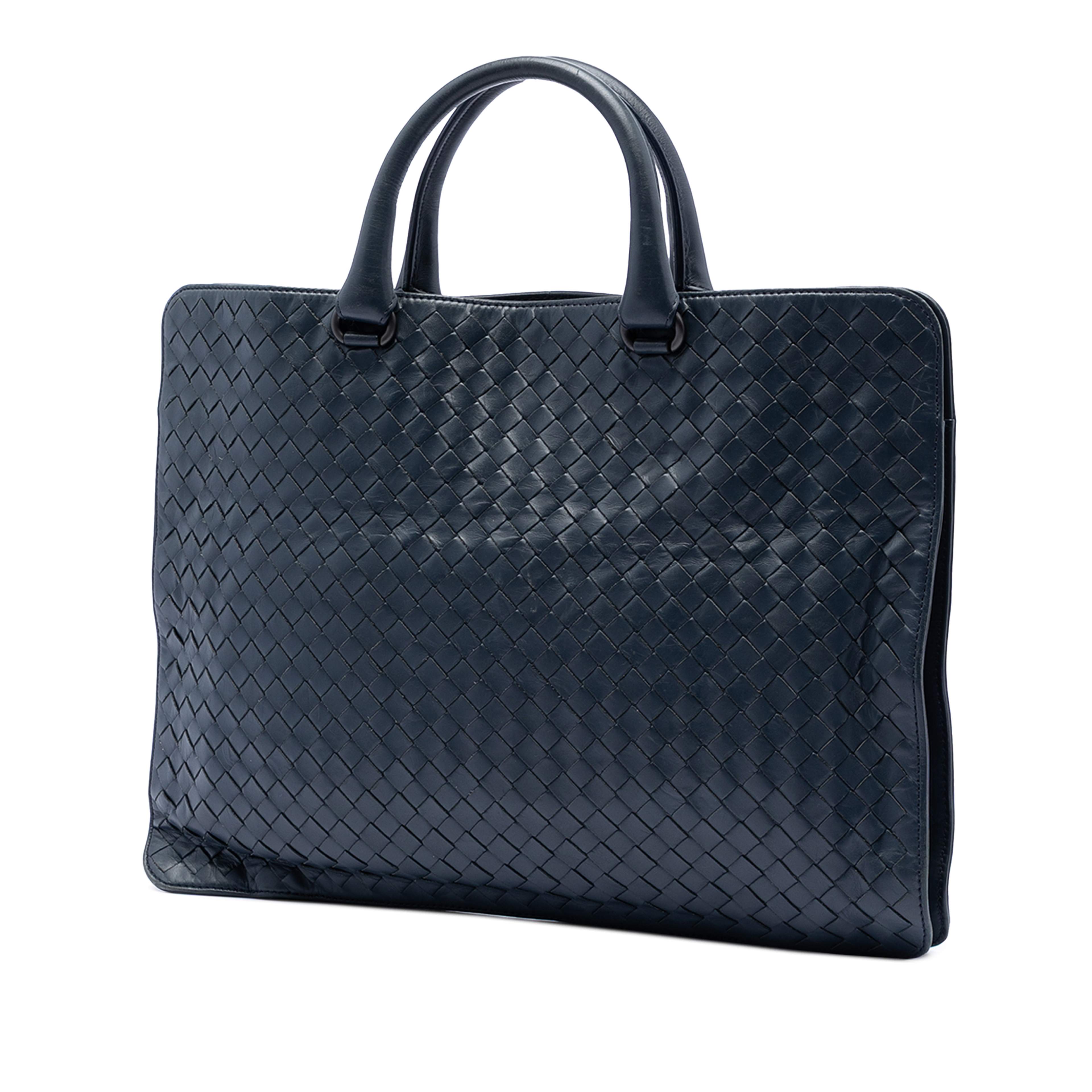 Bottega Veneta Nappa Intrecciato Business Bag, från Luxclusif, i färgen blå. Klicka för att öppna bilden i stort format