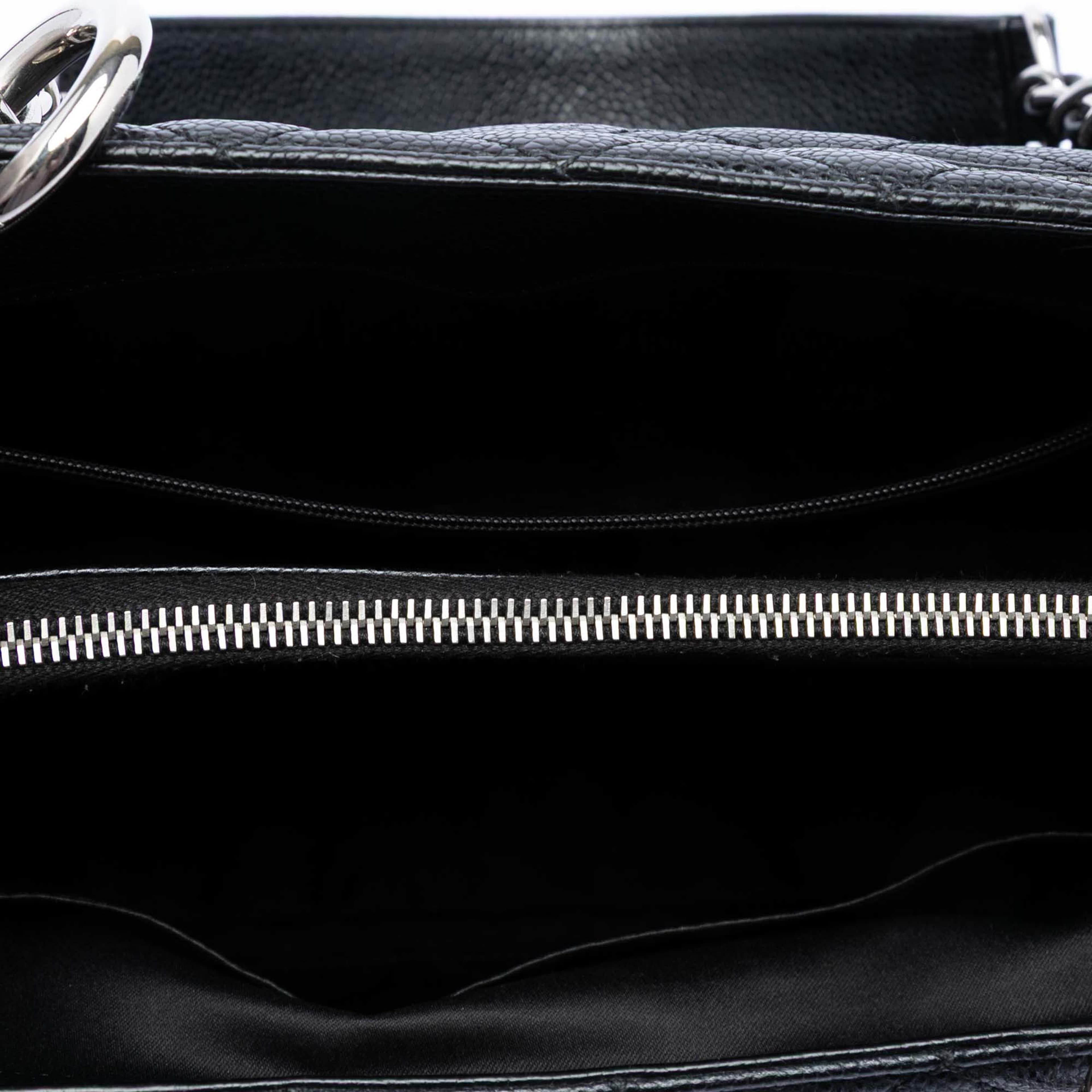 Chanel Caviar Grand Shopping Tote, från Luxclusif, i färgen black. Klicka för att öppna bilden i stort format