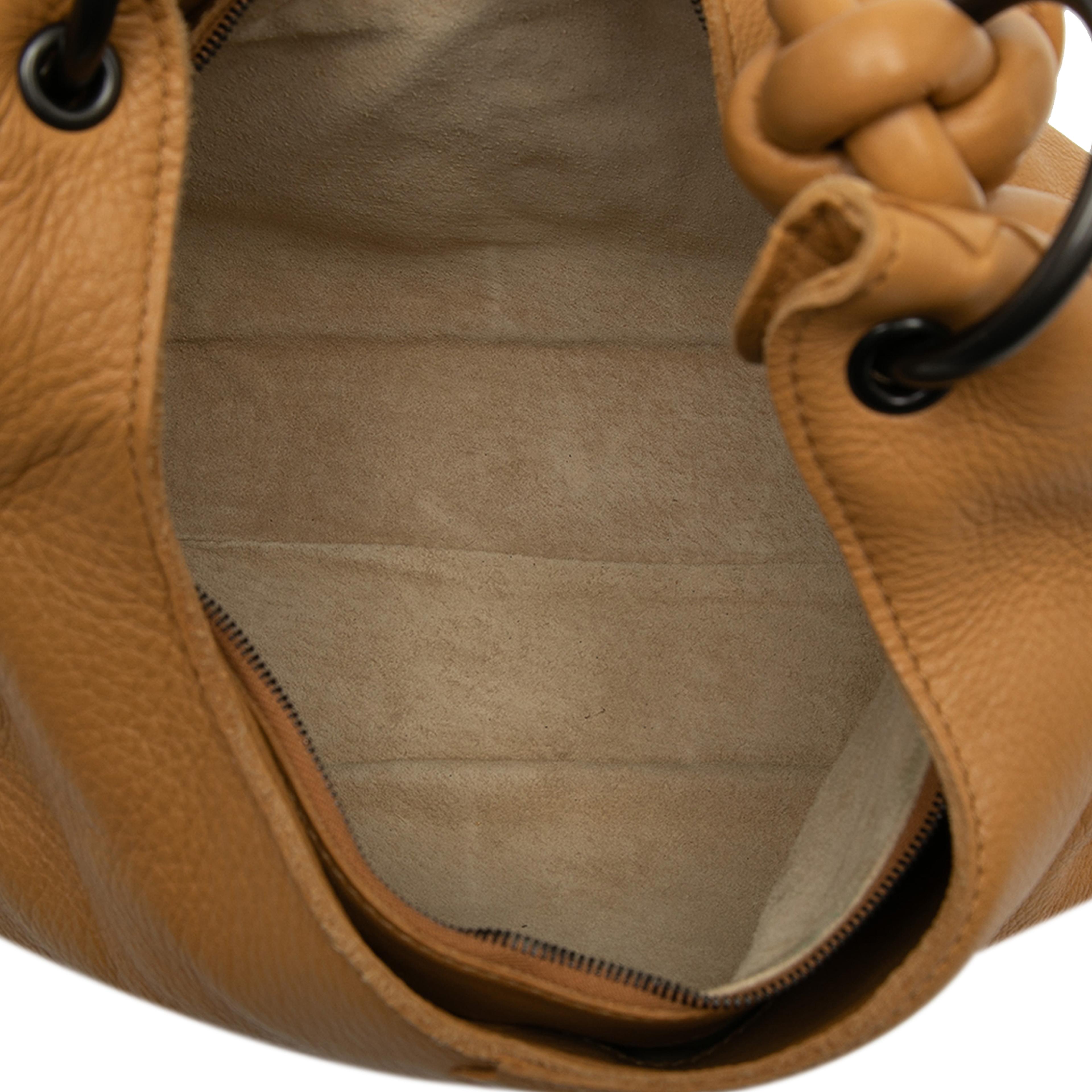 Bottega Veneta Cervo Deerskin Braided Ring Hobo, från Luxclusif, i färgen caramel. Klicka för att öppna bilden i stort format