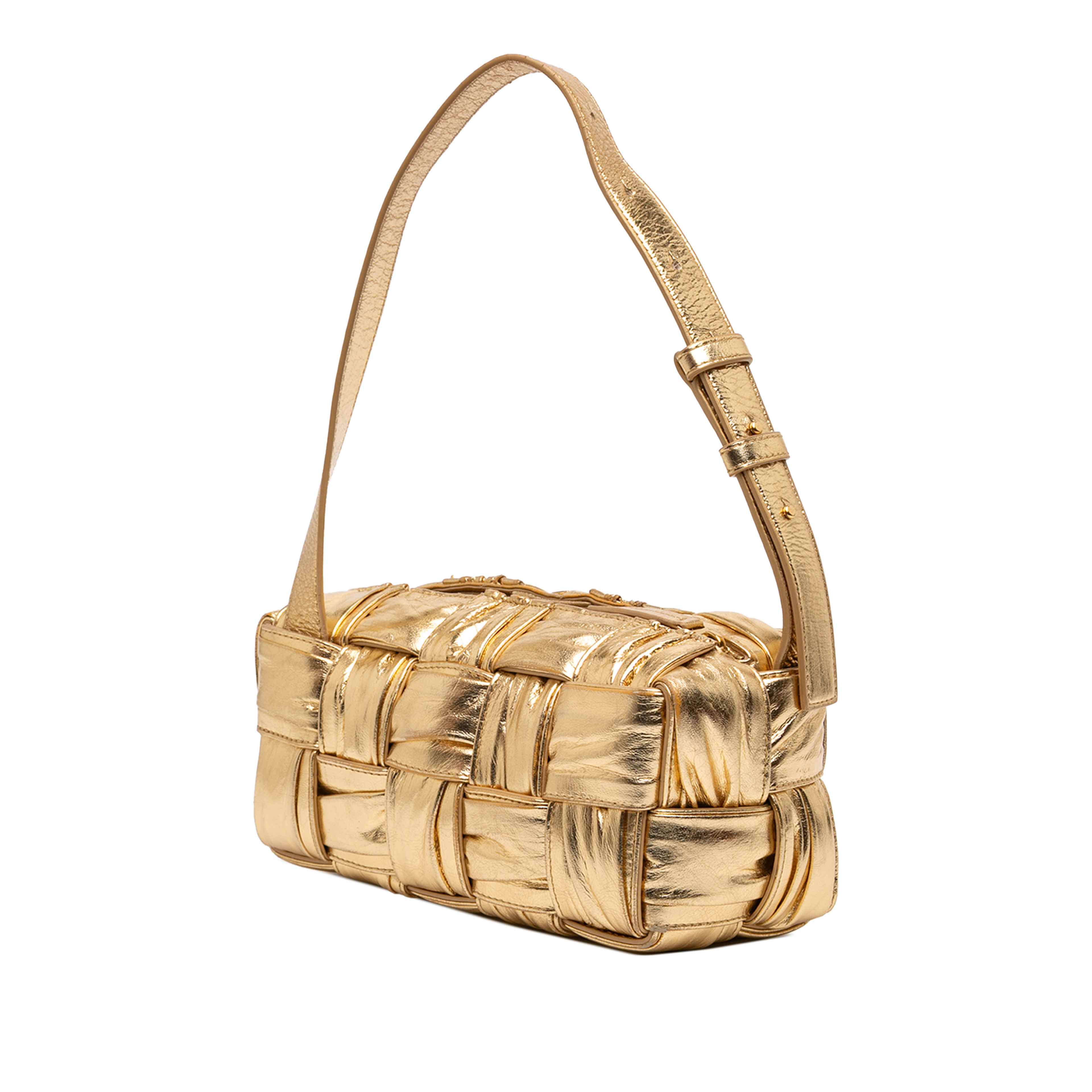 Bottega Veneta Small Metallic Lambskin Intrecciato Plisse Brick Cassette, från Luxclusif, i färgen guld. Klicka för att öppna bilden i stort format