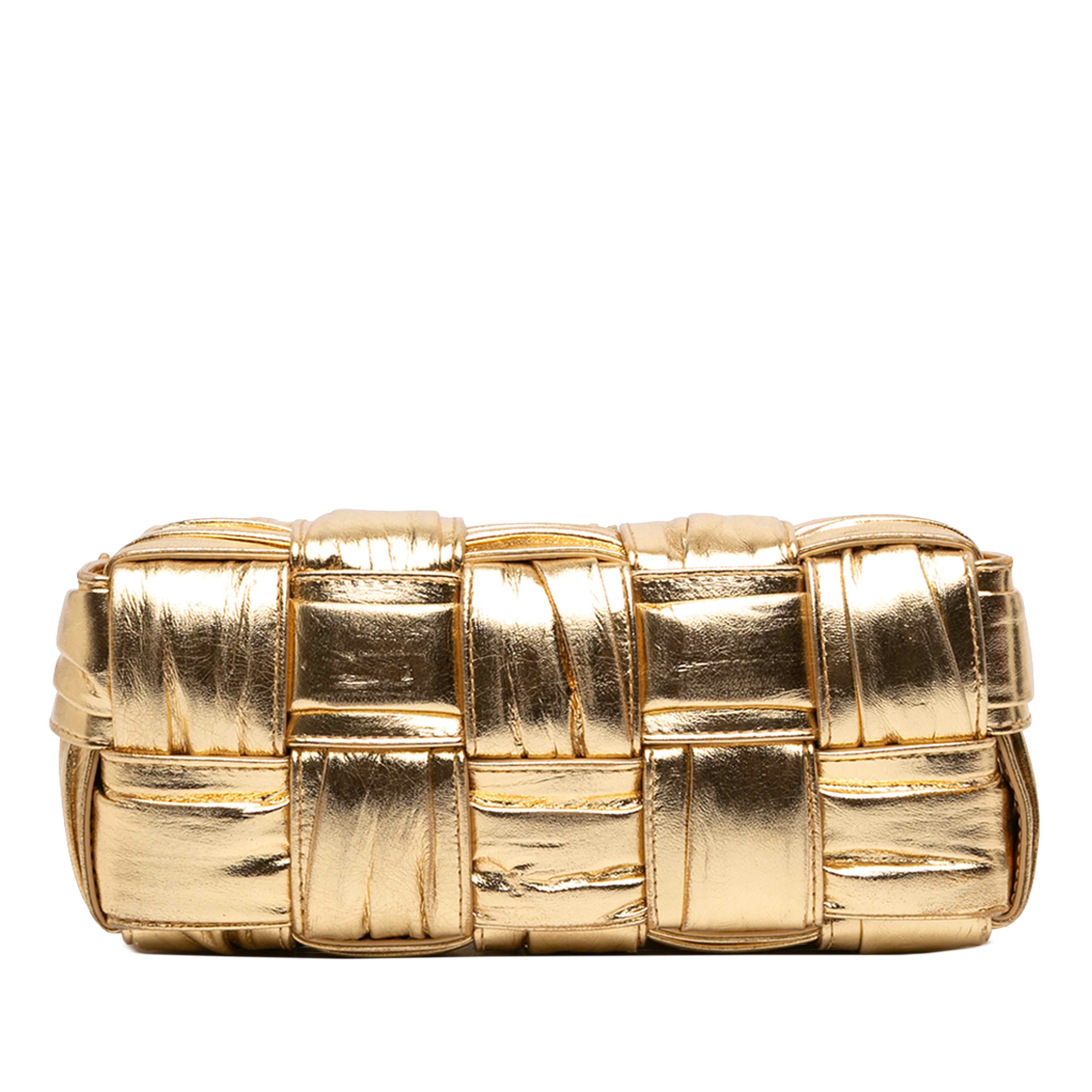 Bottega Veneta Small Metallic Lambskin Intrecciato Plisse Brick Cassette, från Luxclusif, i färgen guld. Klicka för att öppna bilden i stort format