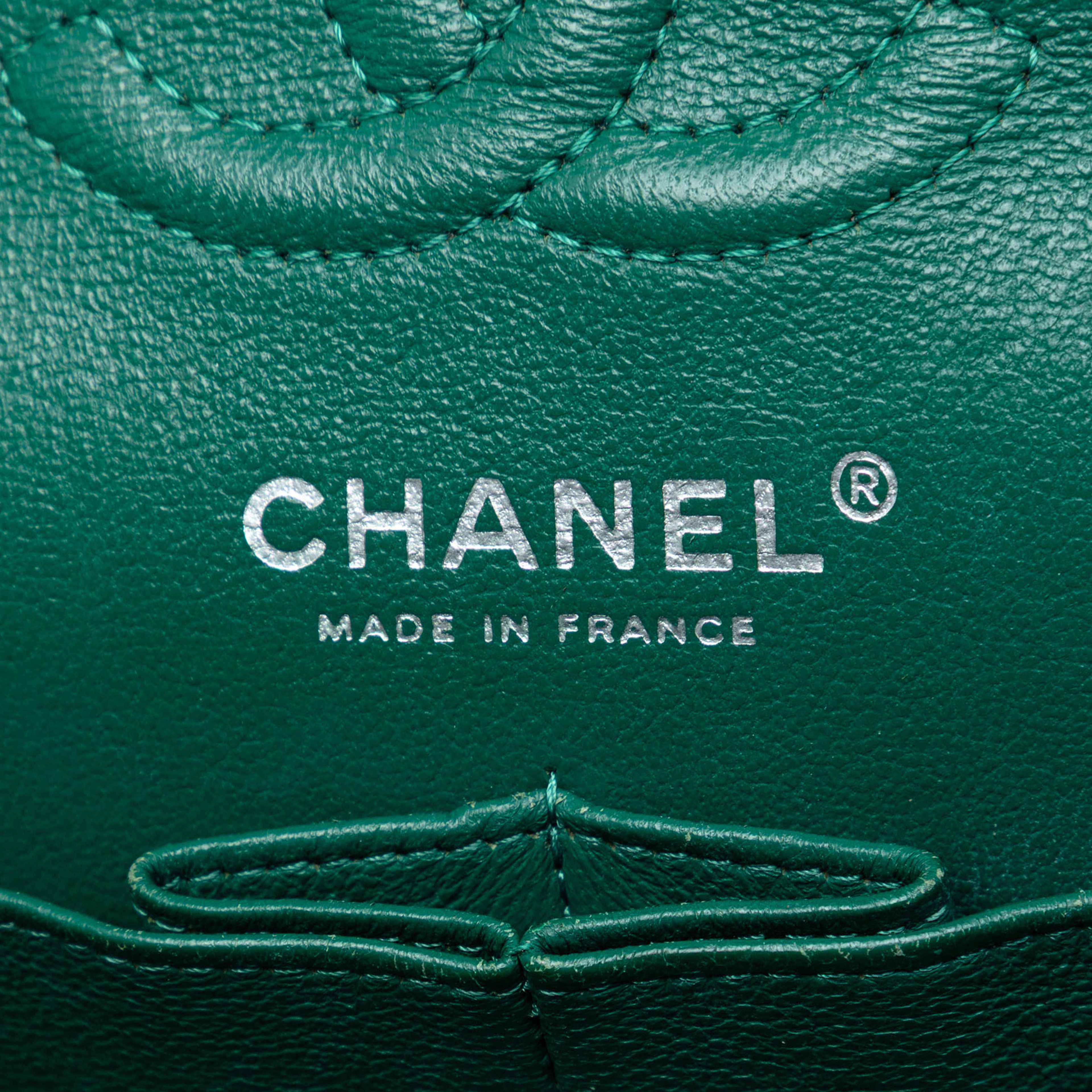 Chanel Small Classic Lambskin Double Flap, från Luxclusif, i färgen green. Klicka för att öppna bilden i stort format