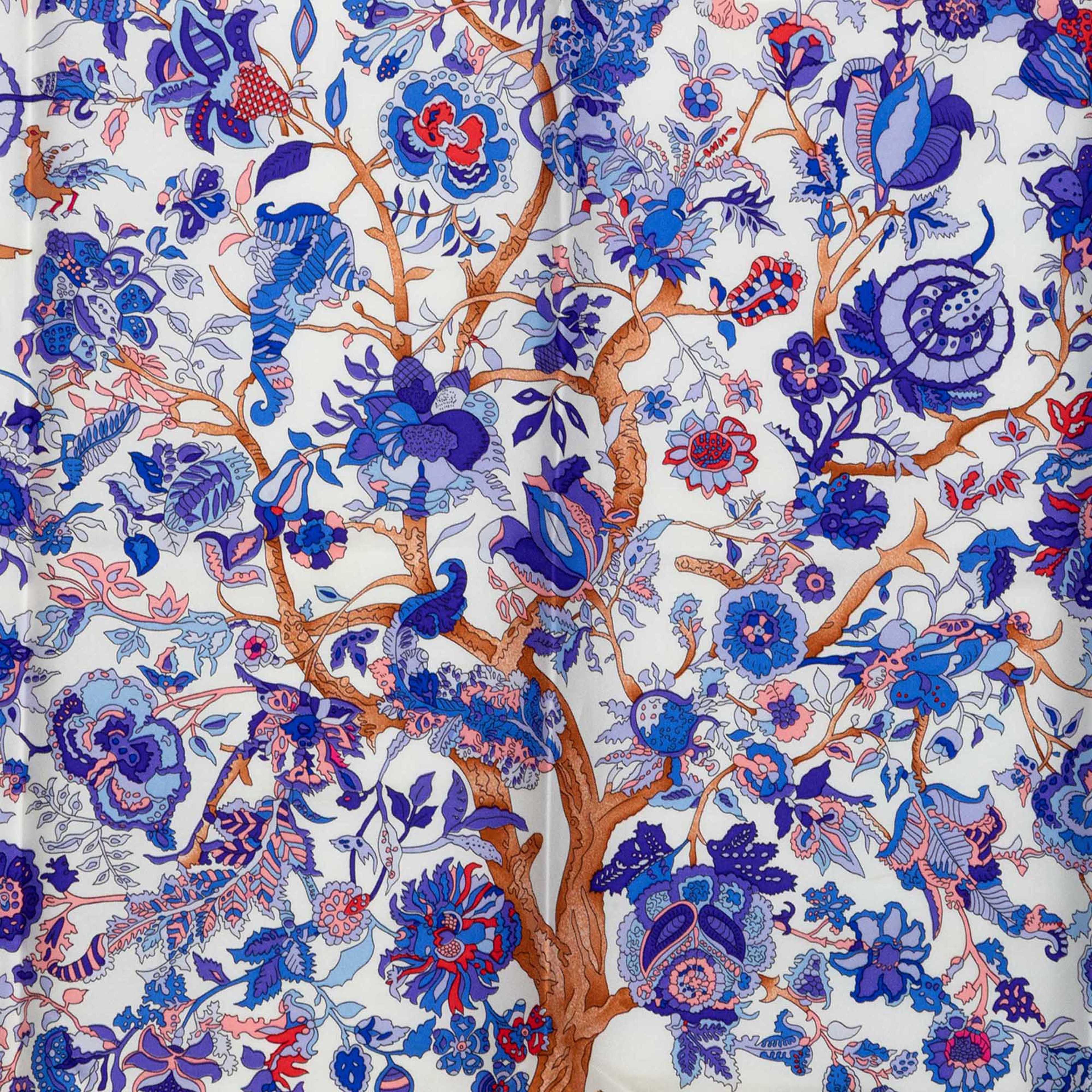 Hermès Fantaisies Indiennes Silk Scarf 90, från Luxclusif, i färgen blå. Klicka för att öppna bilden i stort format