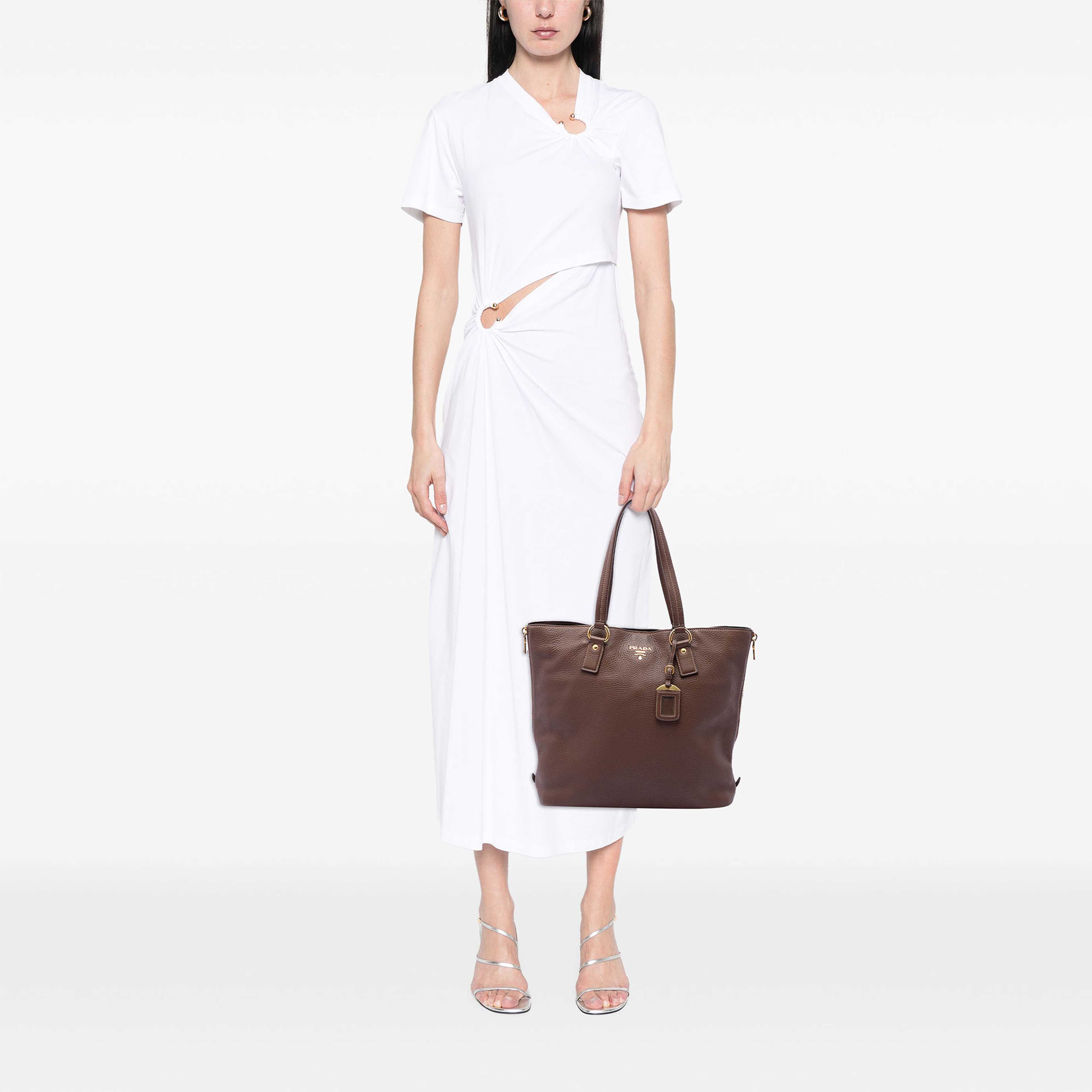 Prada Vitello Daino Side Zip Shopper Tote, från Luxclusif, i färgen brun. Klicka för att öppna bilden i stort format