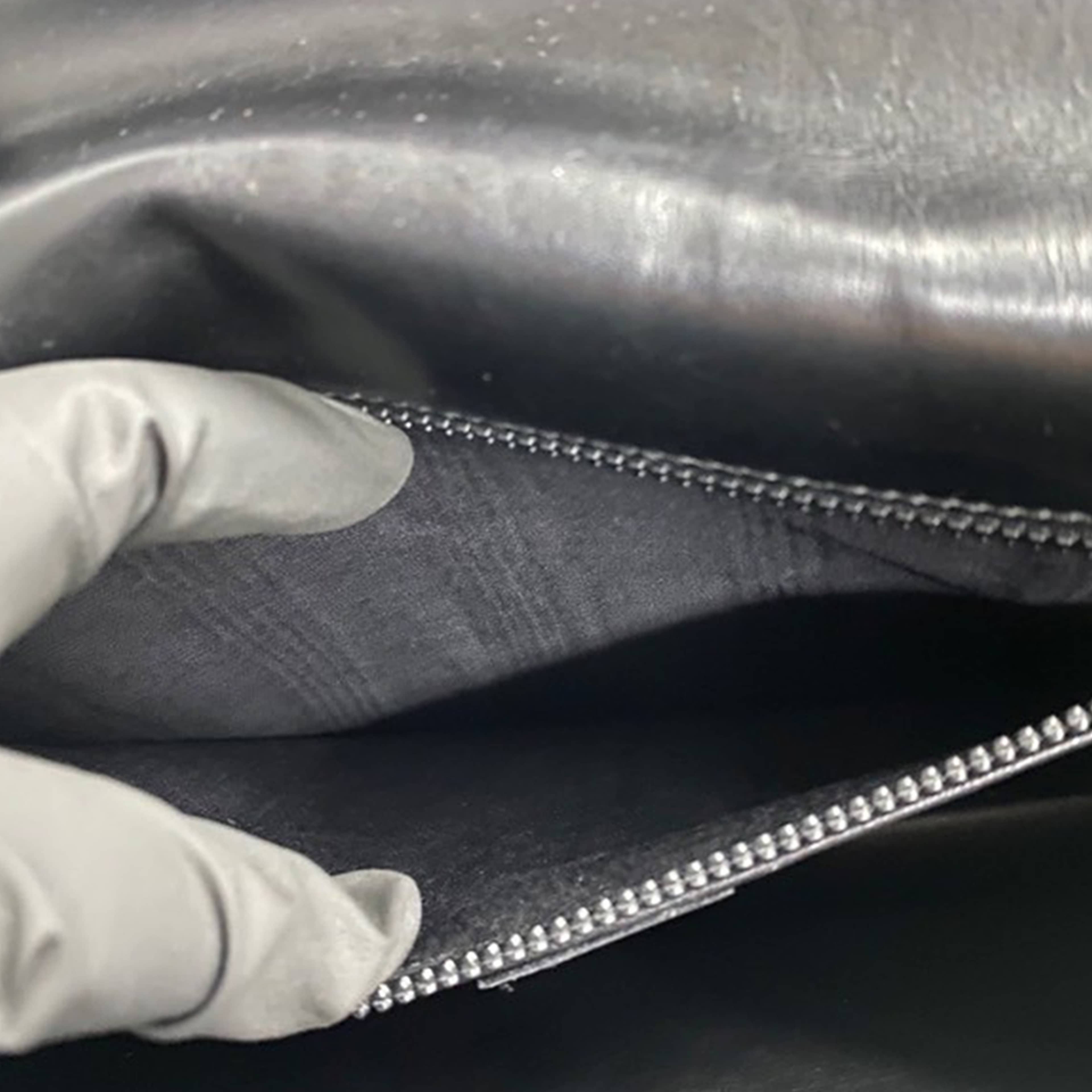 Celine Calfskin Star Ball Crossbody, från Luxclusif, i färgen black. Klicka för att öppna bilden i stort format