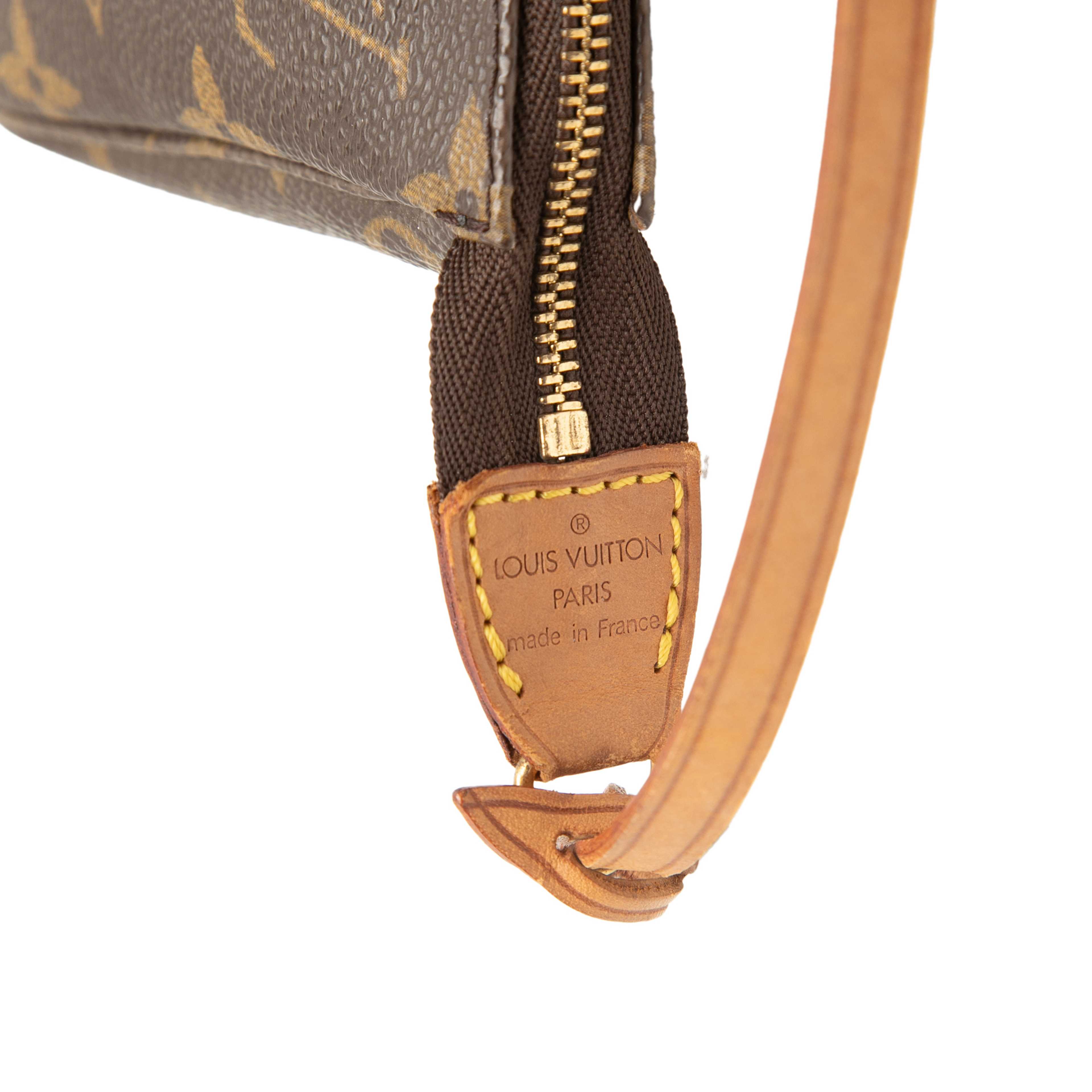 Louis Vuitton Monogram Pochette Accessoires, från Luxclusif, i färgen brun. Klicka för att öppna bilden i stort format