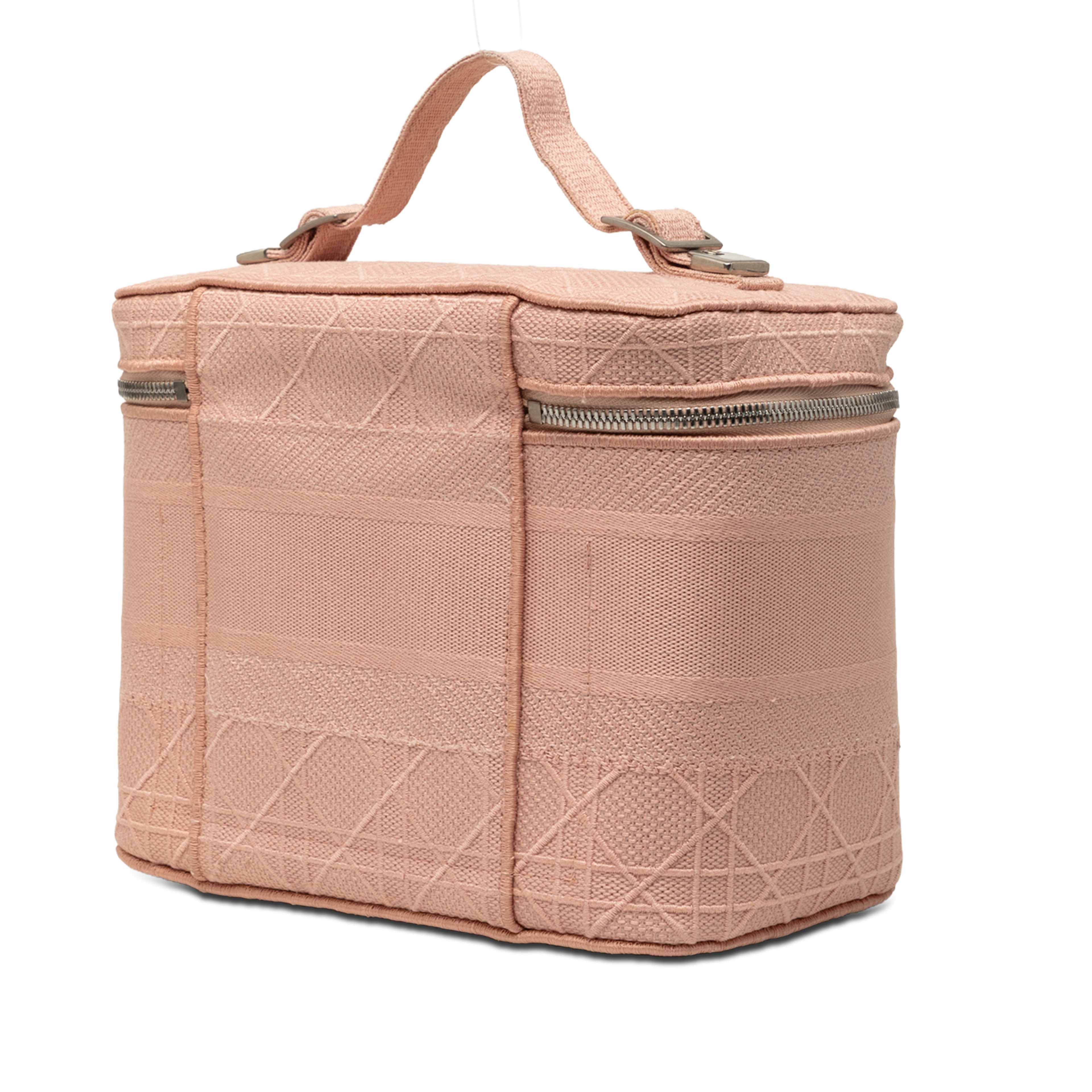 Dior Diortravel Canvas Cannage D Lite Vanity Case, från Luxclusif, i färgen pink. Klicka för att öppna bilden i stort format