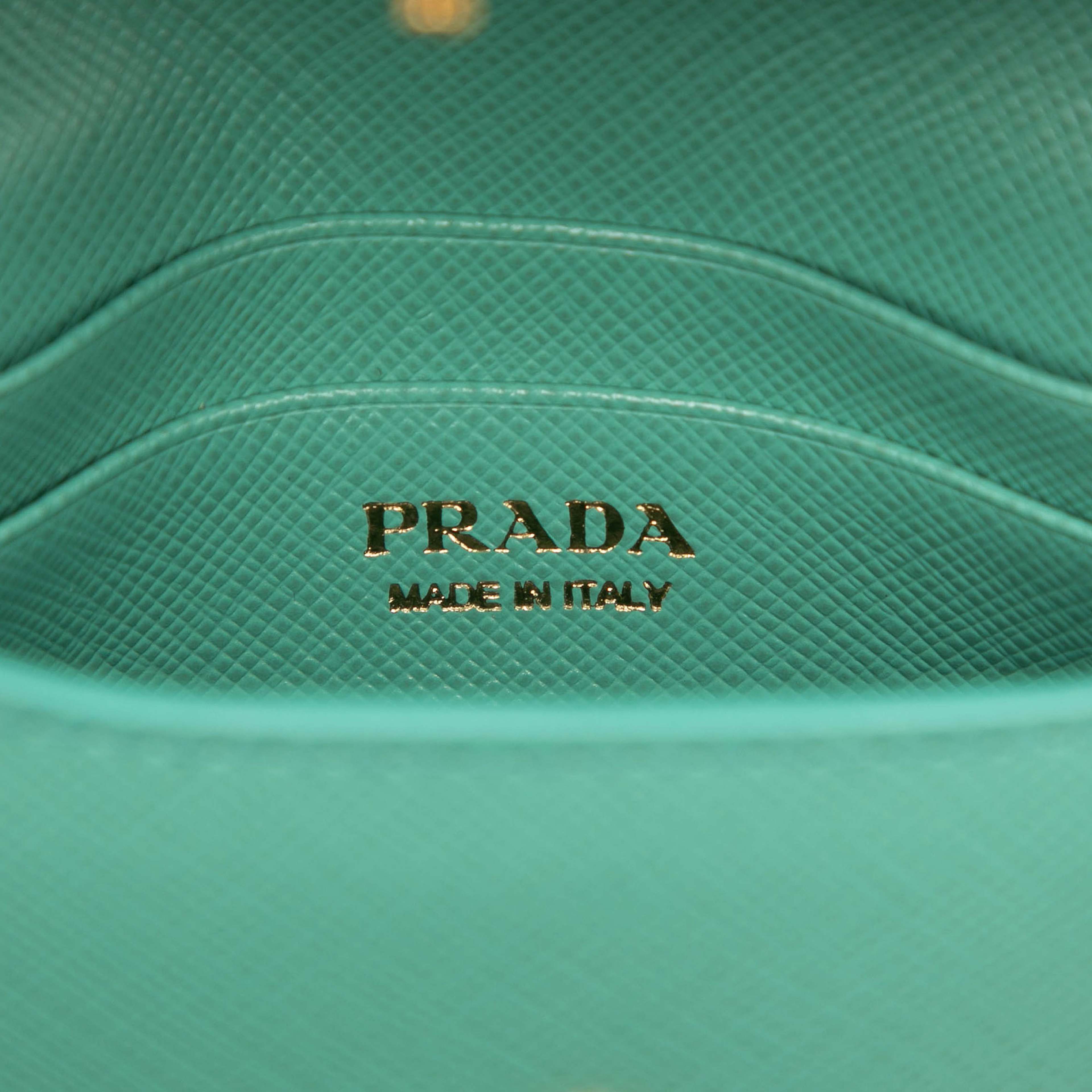 Prada Saffiano Lux Card Holder On Chain, från Luxclusif, i färgen turquoise. Klicka för att öppna bilden i stort format
