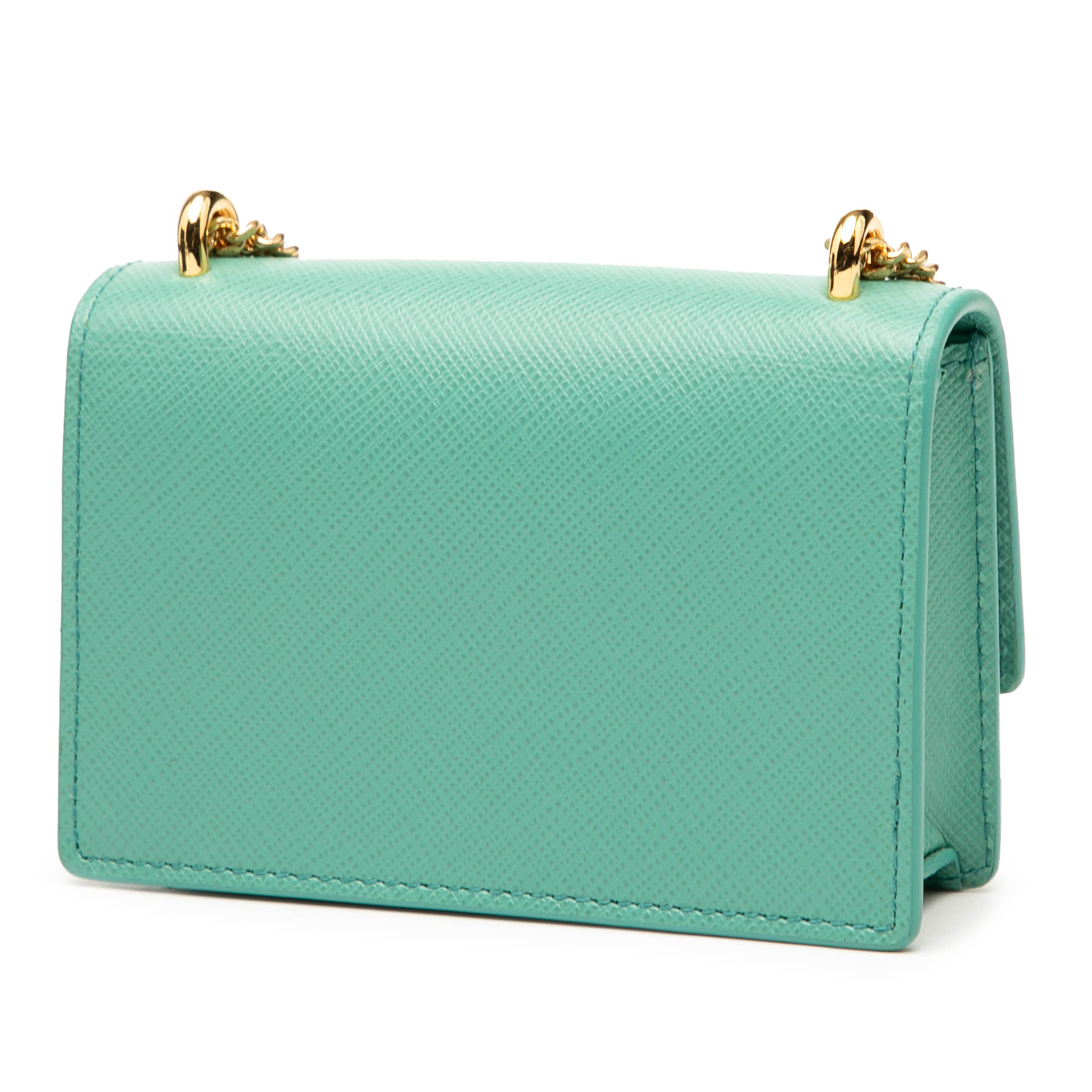 Prada Saffiano Lux Card Holder On Chain, från Luxclusif, i färgen turquoise. Klicka för att öppna bilden i stort format