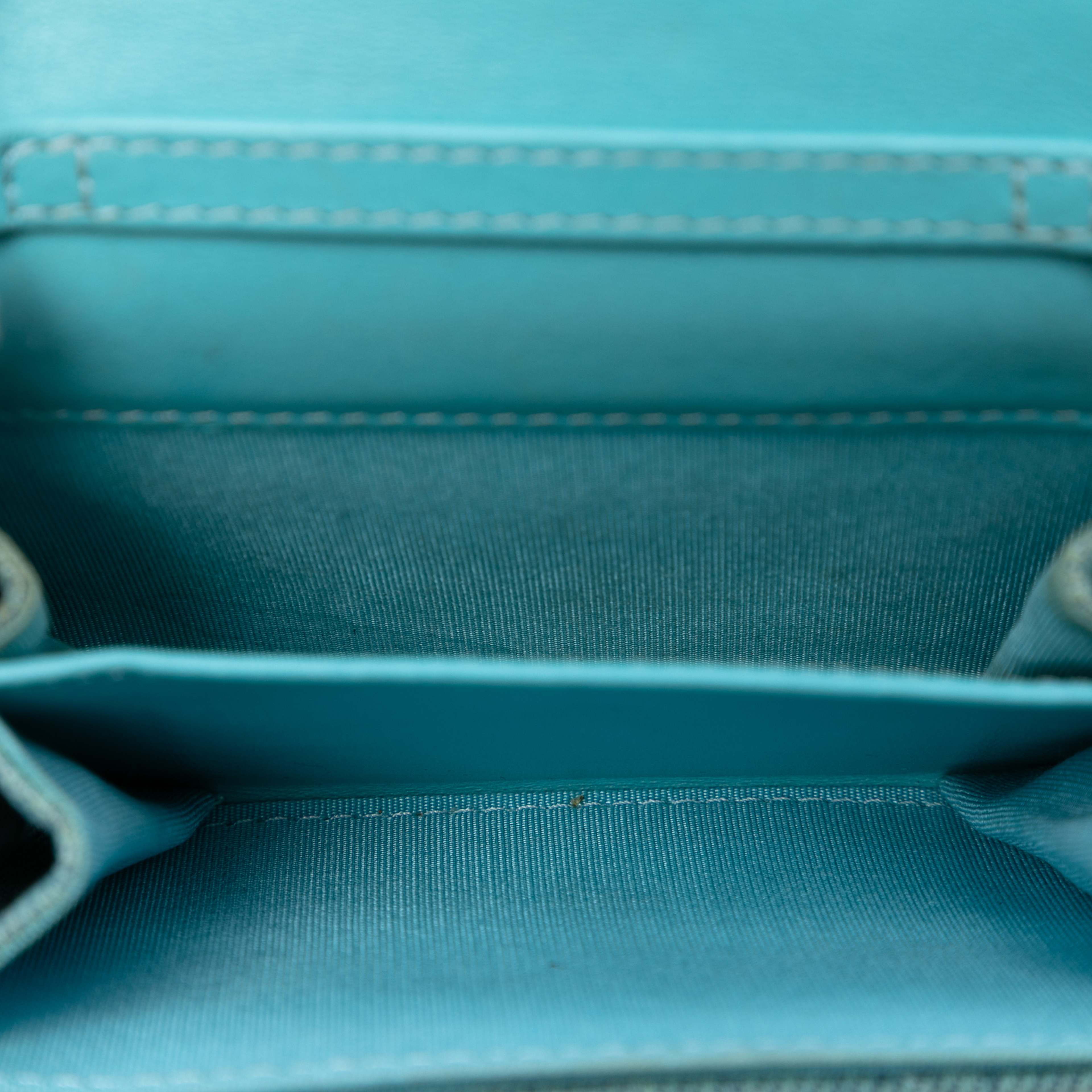 Chanel Quilted Denim 19 Card Holder With Chain, från Luxclusif, i färgen light blue. Klicka för att öppna bilden i stort format